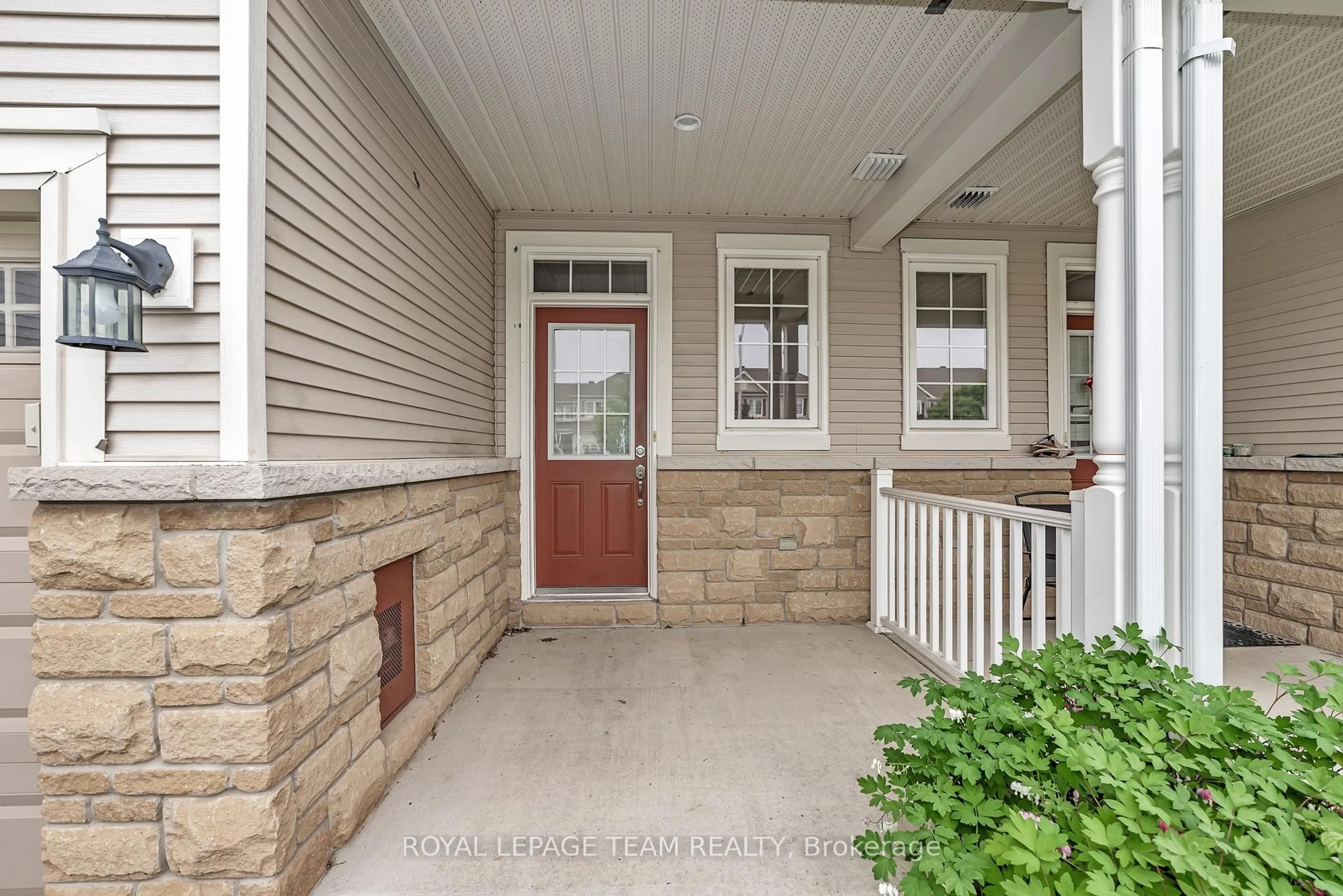 Indoor entryway for 625 Pepperville Cres, Ottawa Ontario K2M 0E8