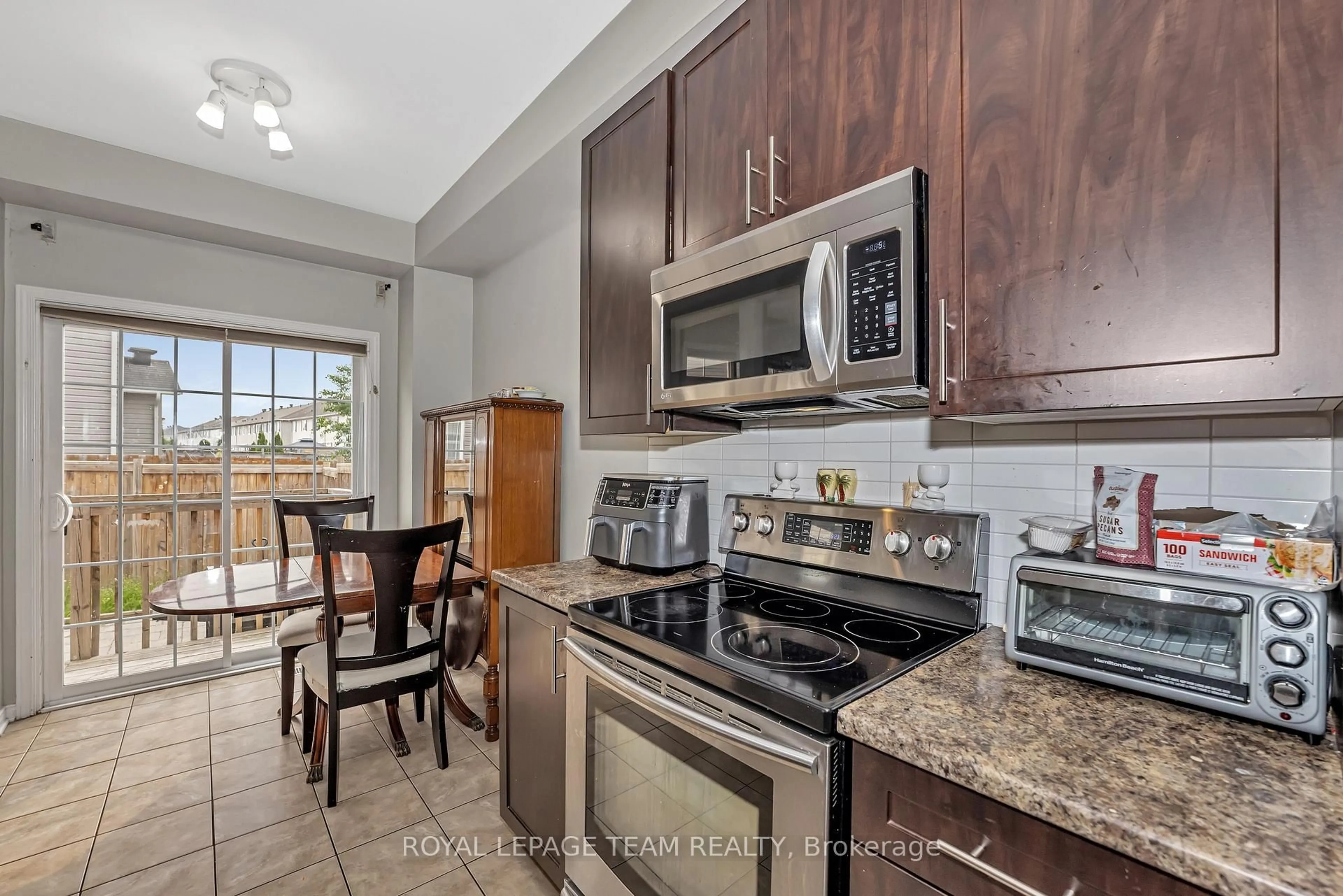 Standard kitchen, ceramic/tile floor for 625 Pepperville Cres, Ottawa Ontario K2M 0E8