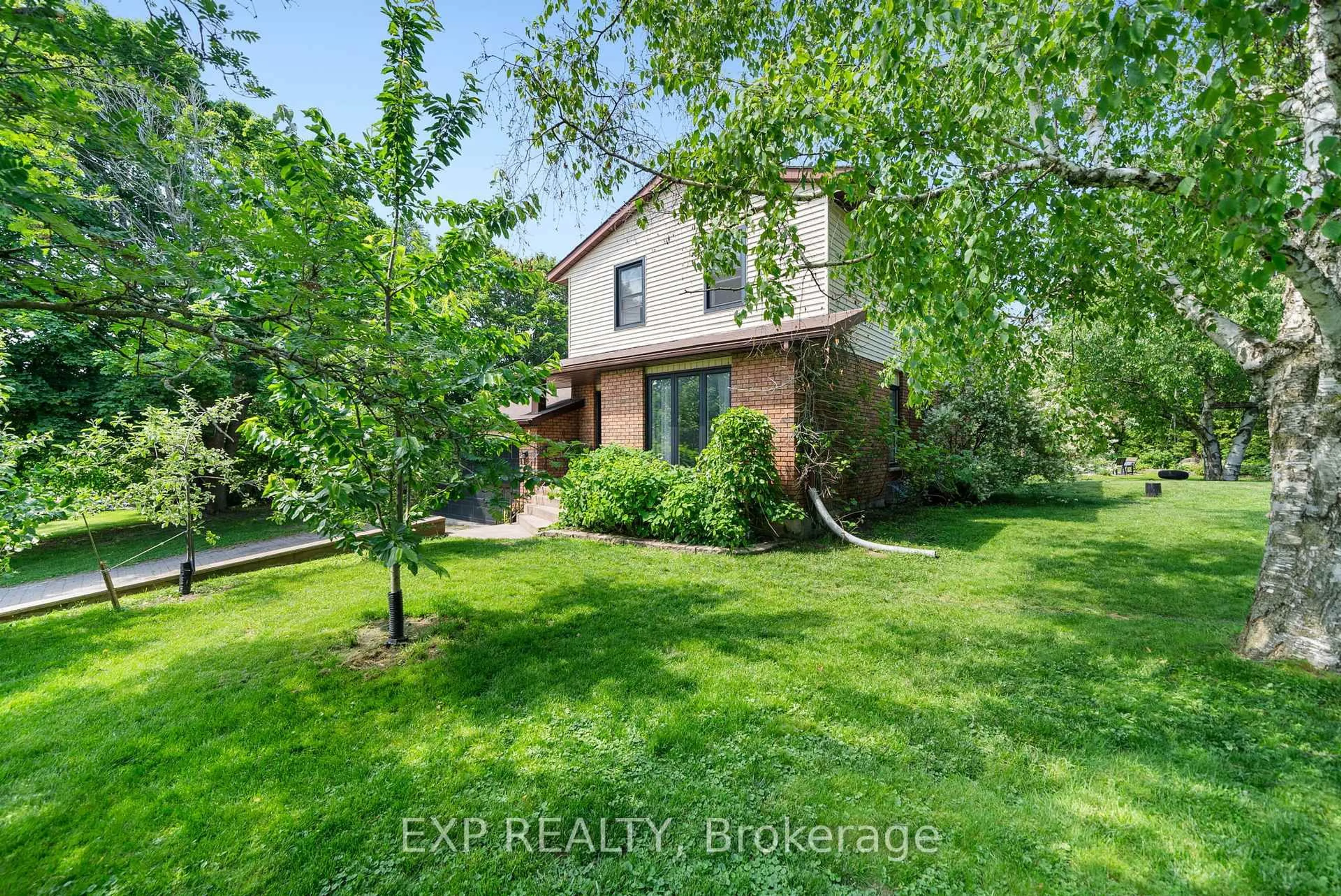 A pic from outside/outdoor area/front of a property/back of a property/a pic from drone, street for 2795 Dalewood Crt, Hamilton Township Ontario K9A 0V8