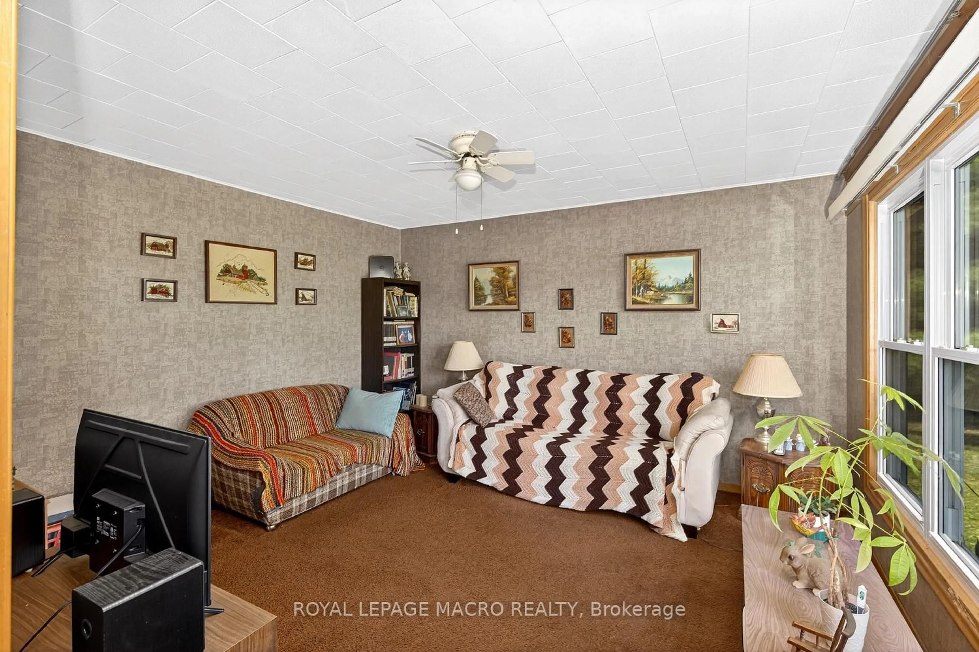 Living room with furniture, unknown for 1938 Effingham St, Pelham Ontario L0S 1M0