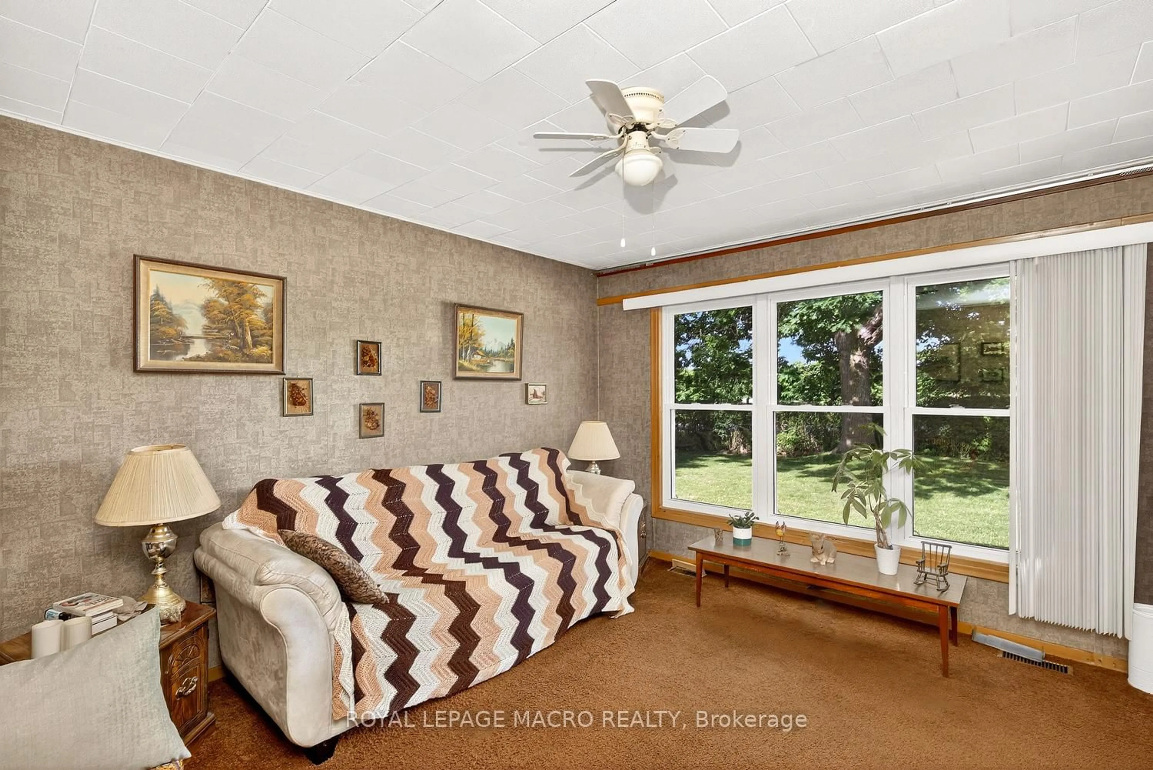 Living room with furniture, unknown for 1938 Effingham St, Pelham Ontario L0S 1M0