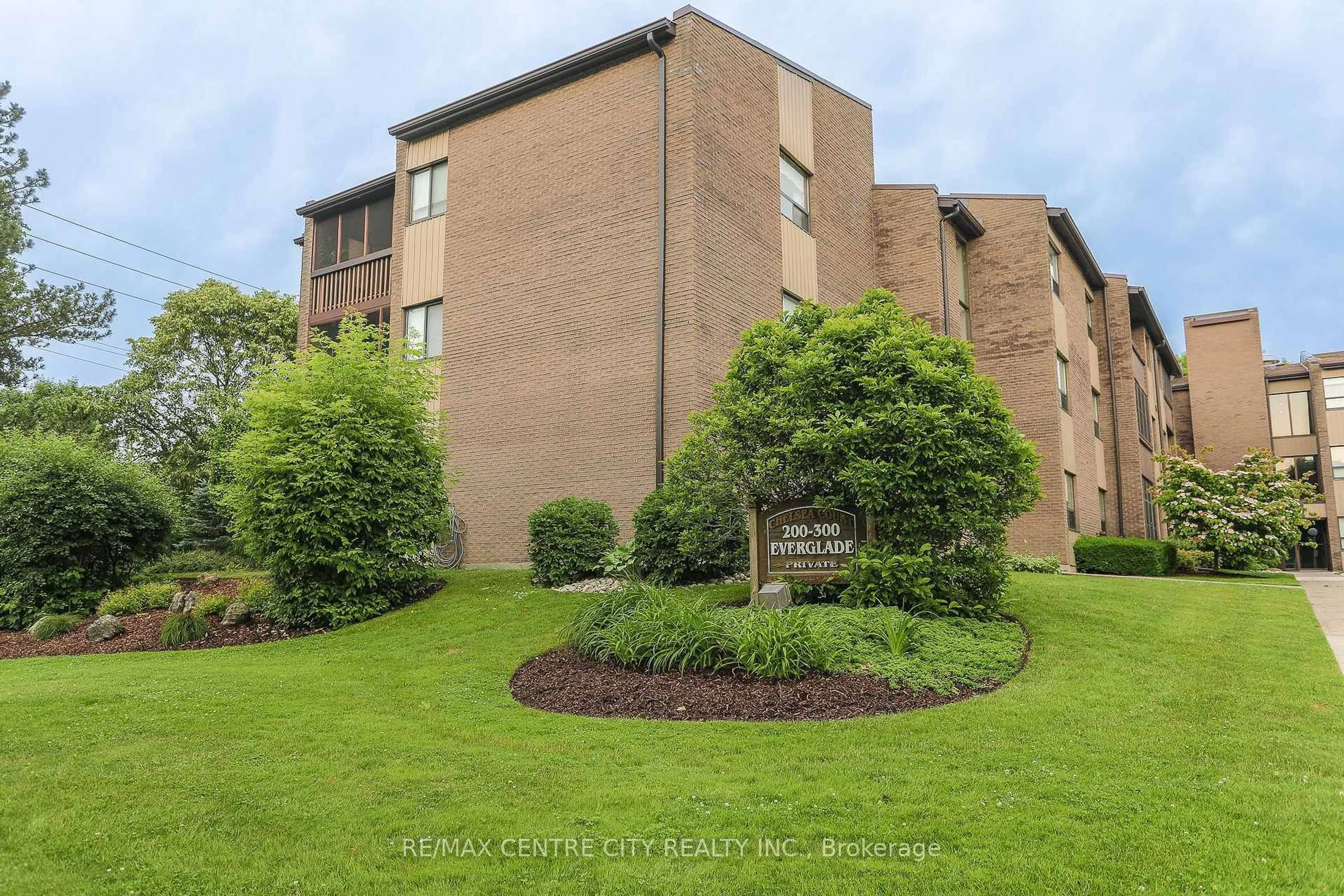 A pic from outside/outdoor area/front of a property/back of a property/a pic from drone, unknown for 300 Everglade Cres #220, London North Ontario N6H 4P8