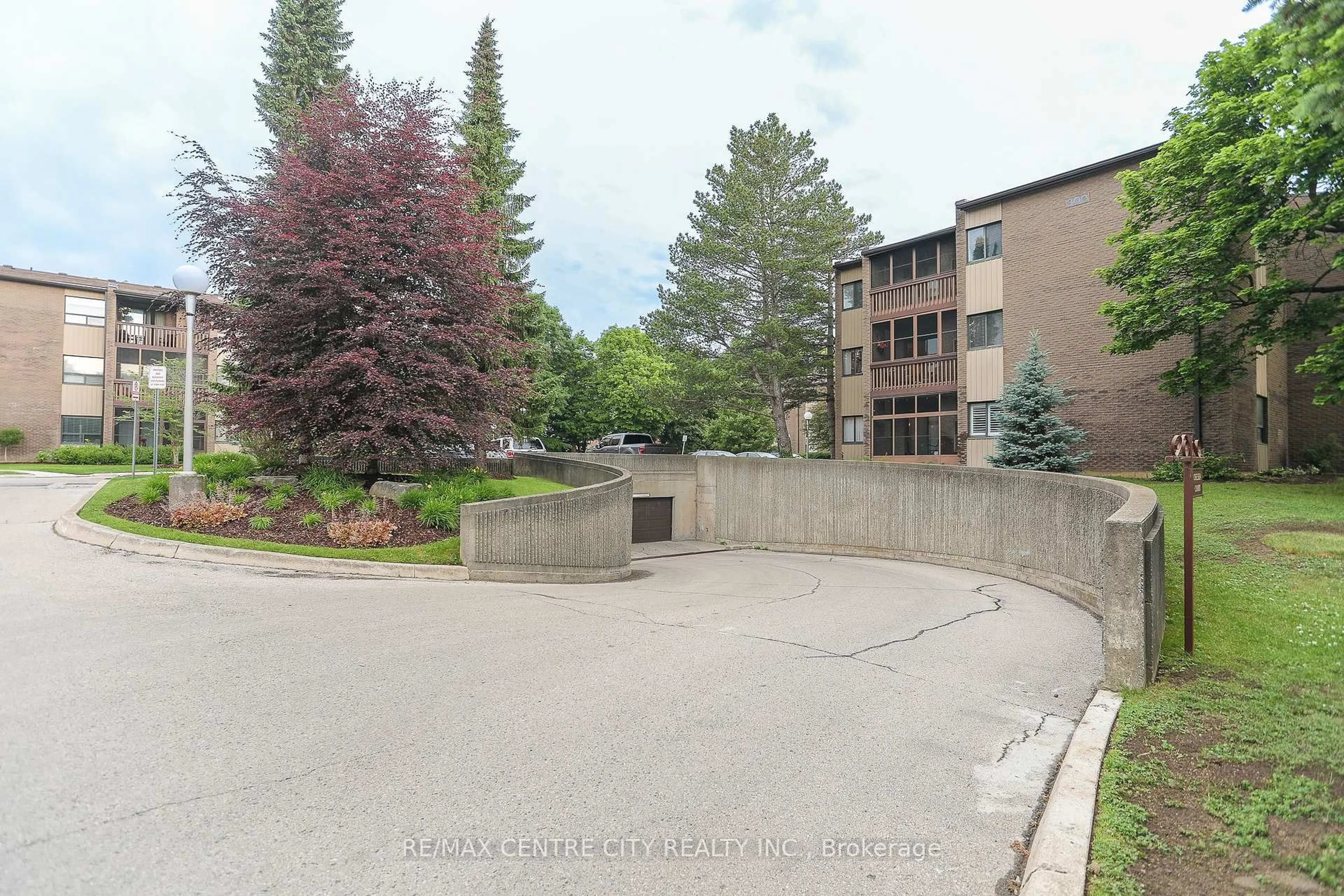 Patio, unknown for 300 Everglade Cres #220, London North Ontario N6H 4P8