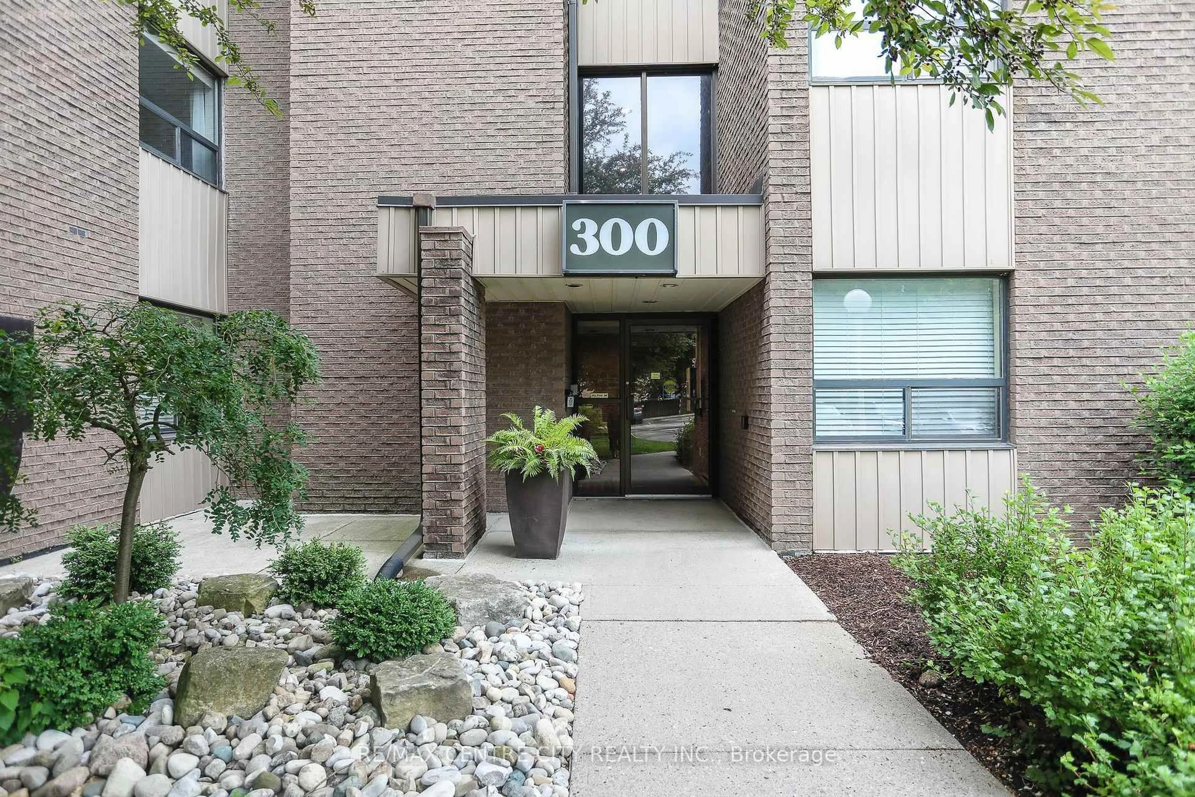Indoor foyer for 300 Everglade Cres #220, London North Ontario N6H 4P8