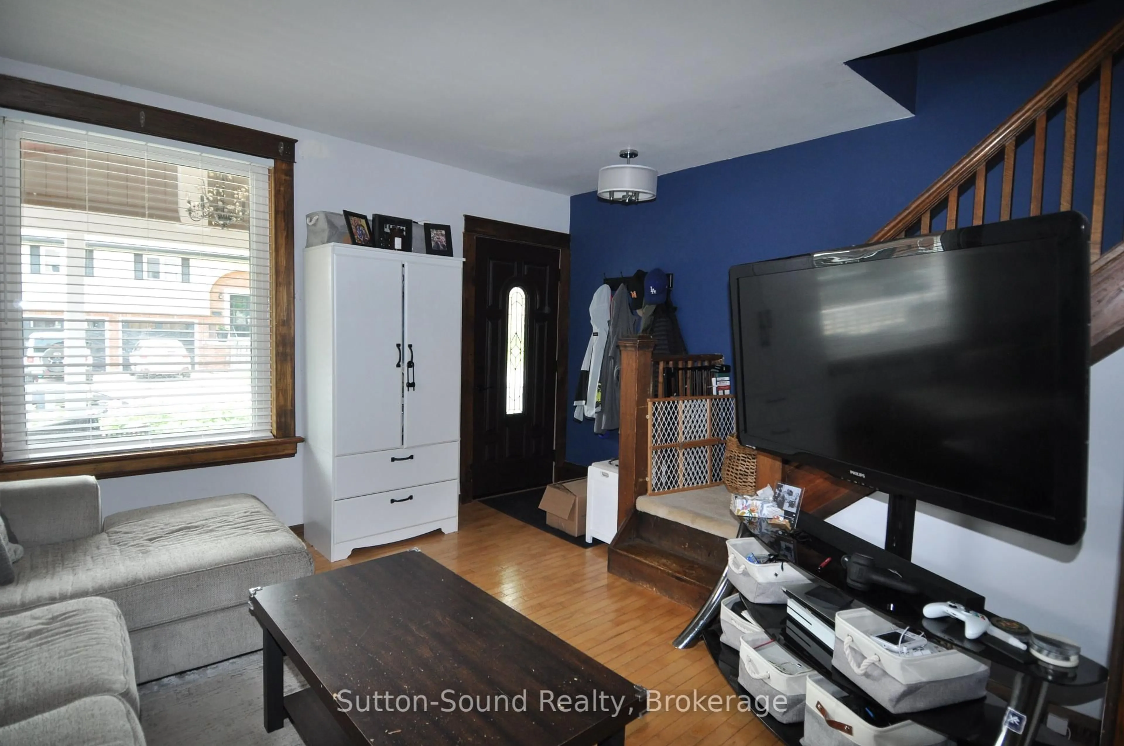 Living room with furniture, wood/laminate floor for 534 17th St, Owen Sound Ontario N4K 4B7