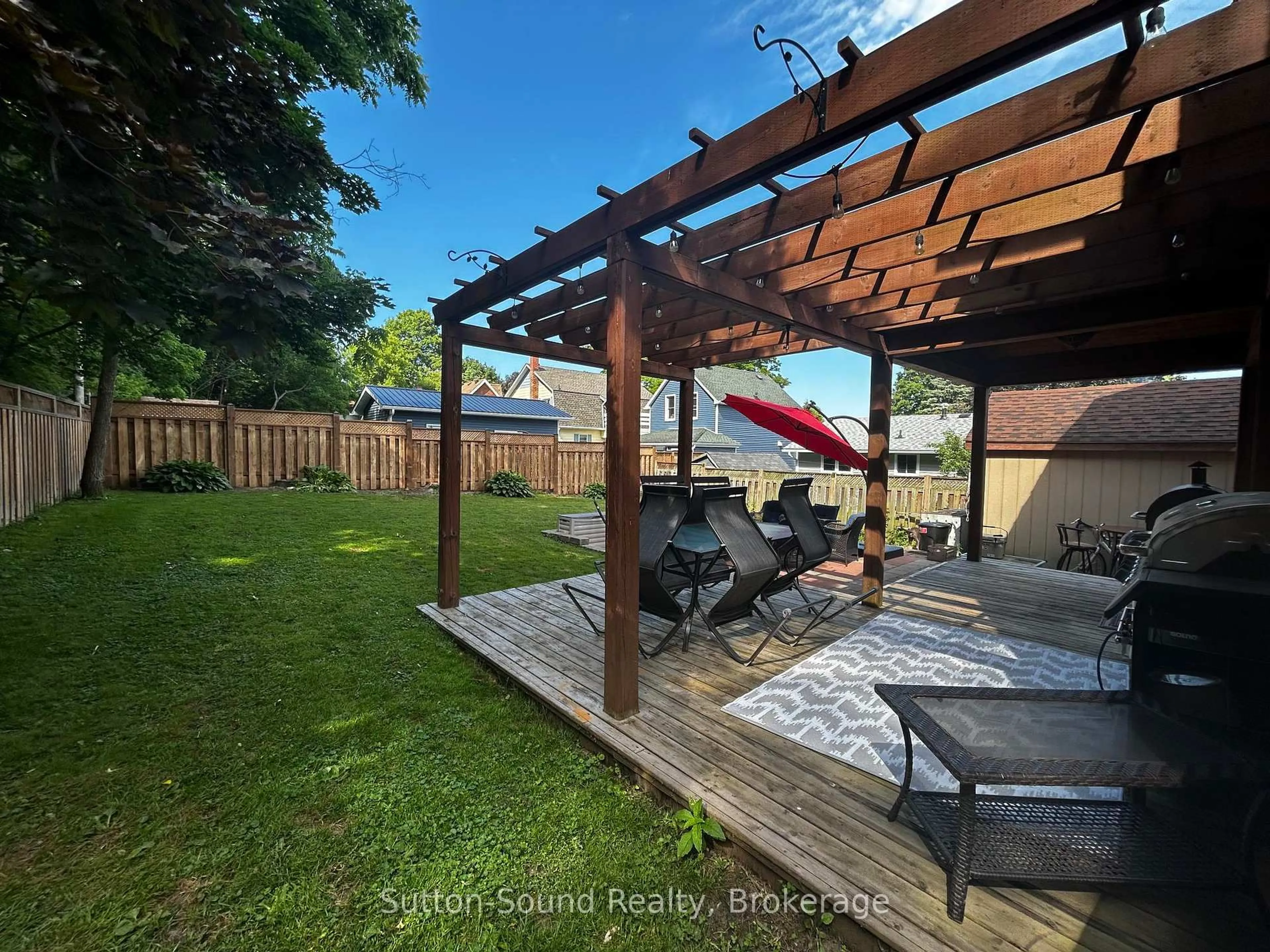 A pic from outside/outdoor area/front of a property/back of a property/a pic from drone, unknown for 534 17th St, Owen Sound Ontario N4K 4B7