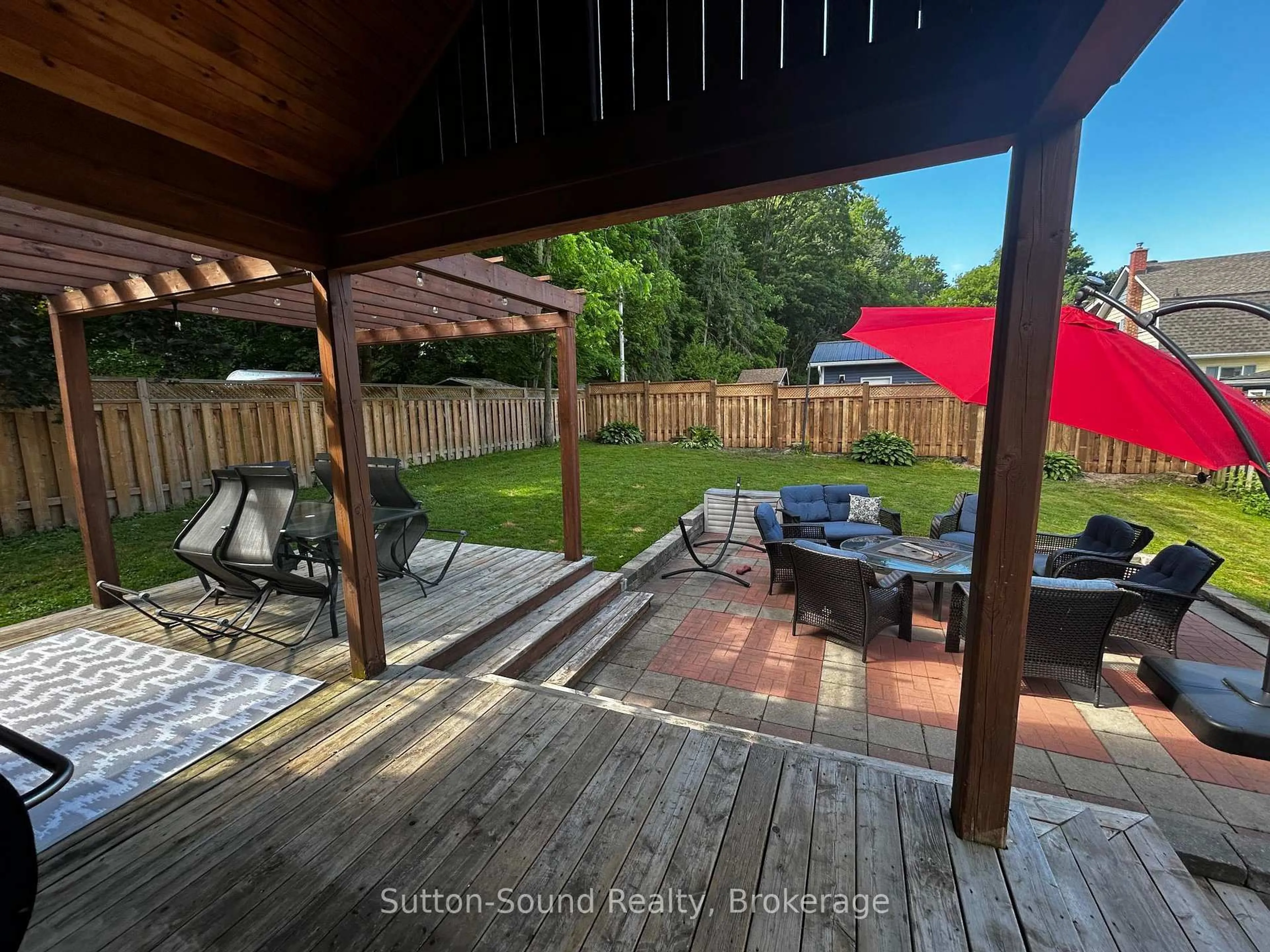 A pic from outside/outdoor area/front of a property/back of a property/a pic from drone, unknown for 534 17th St, Owen Sound Ontario N4K 4B7