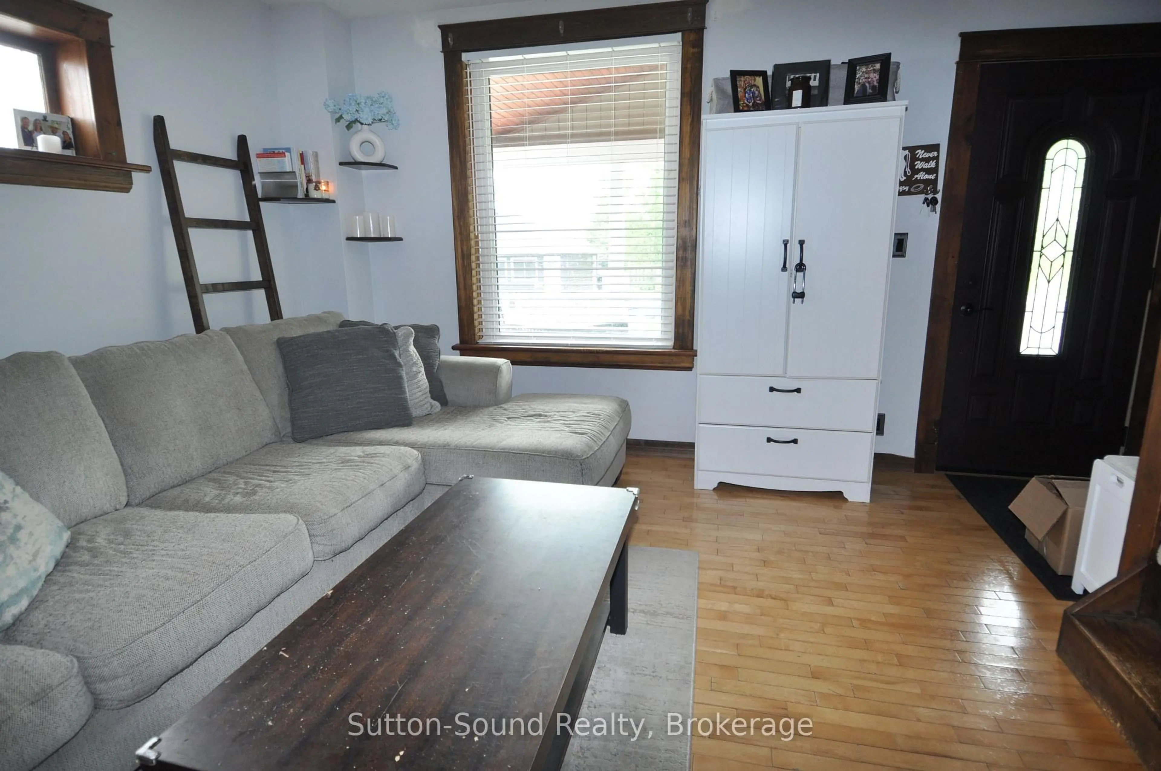 Living room with furniture, wood/laminate floor for 534 17th St, Owen Sound Ontario N4K 4B7