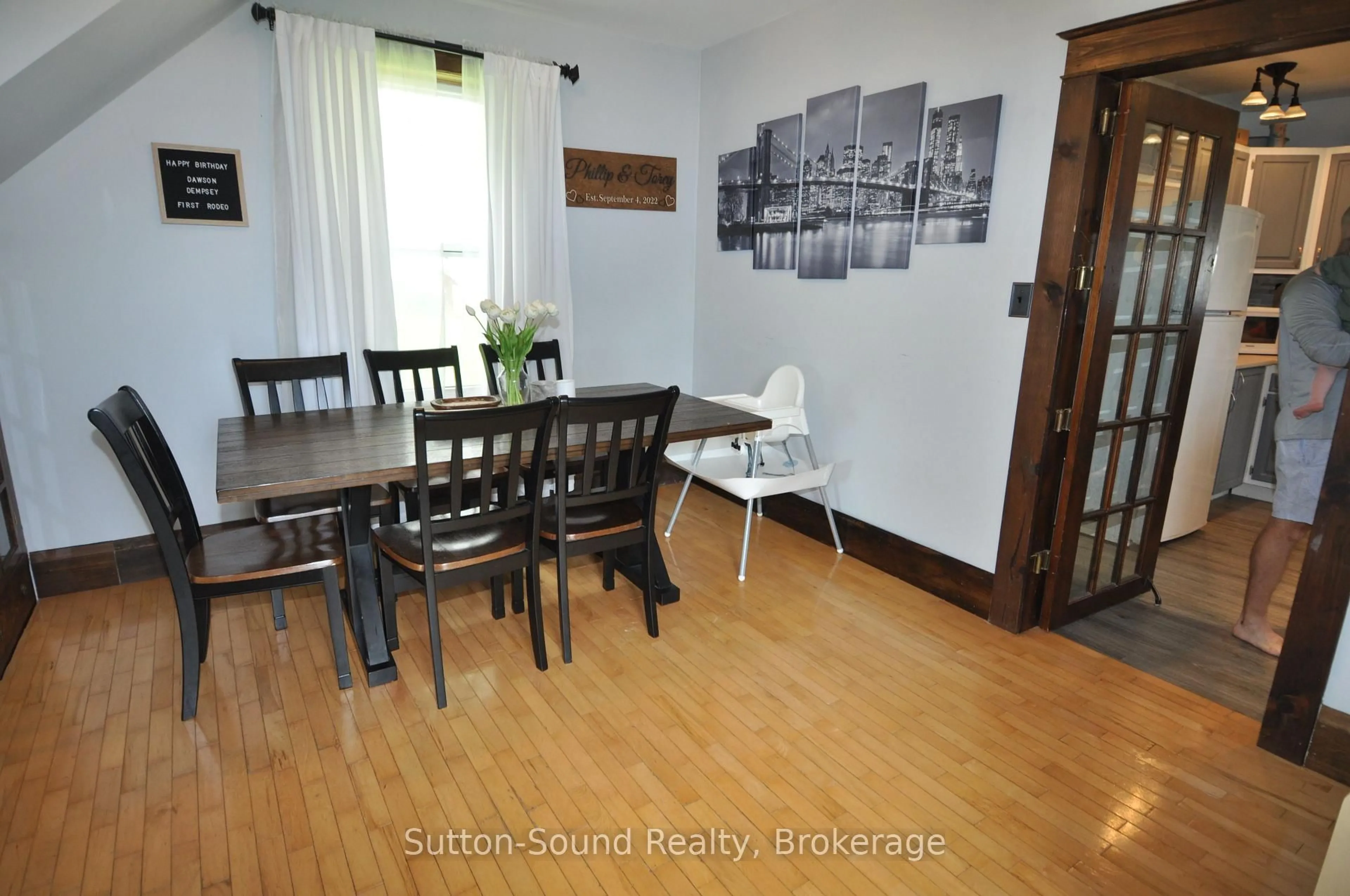 Dining room, wood/laminate floor for 534 17th St, Owen Sound Ontario N4K 4B7