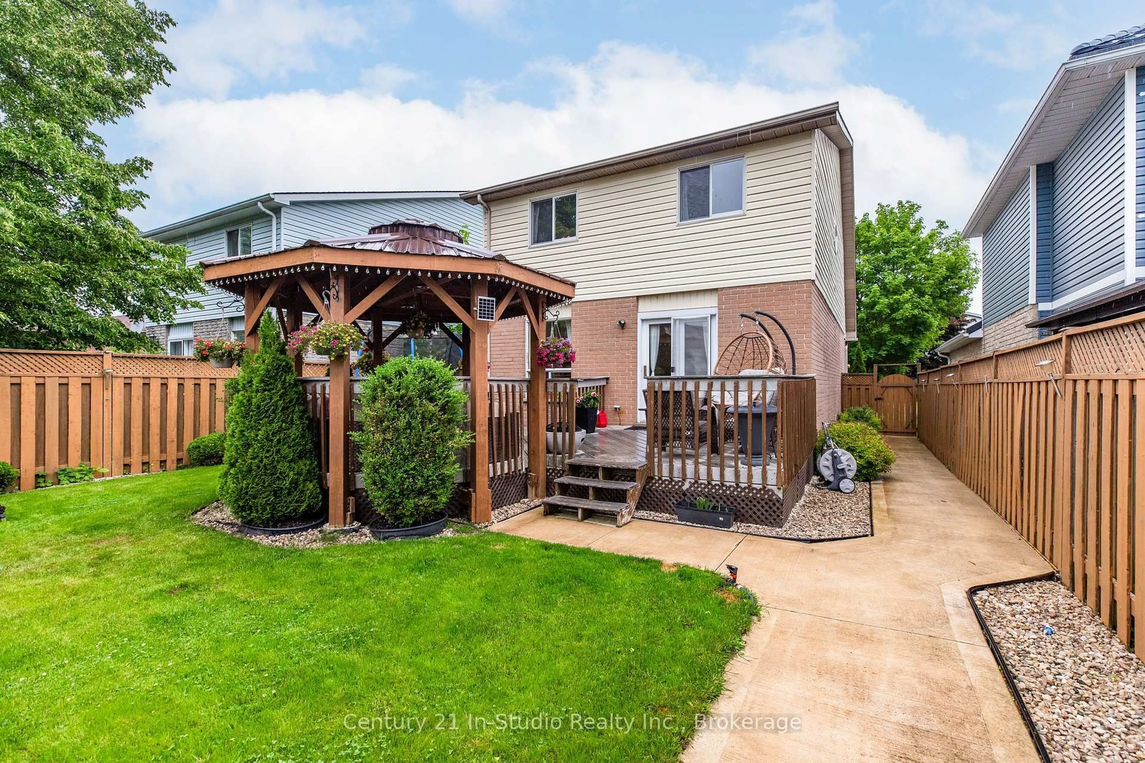 Patio, street for 716 MacKendrick Dr, Kincardine Ontario N2Z 3A4