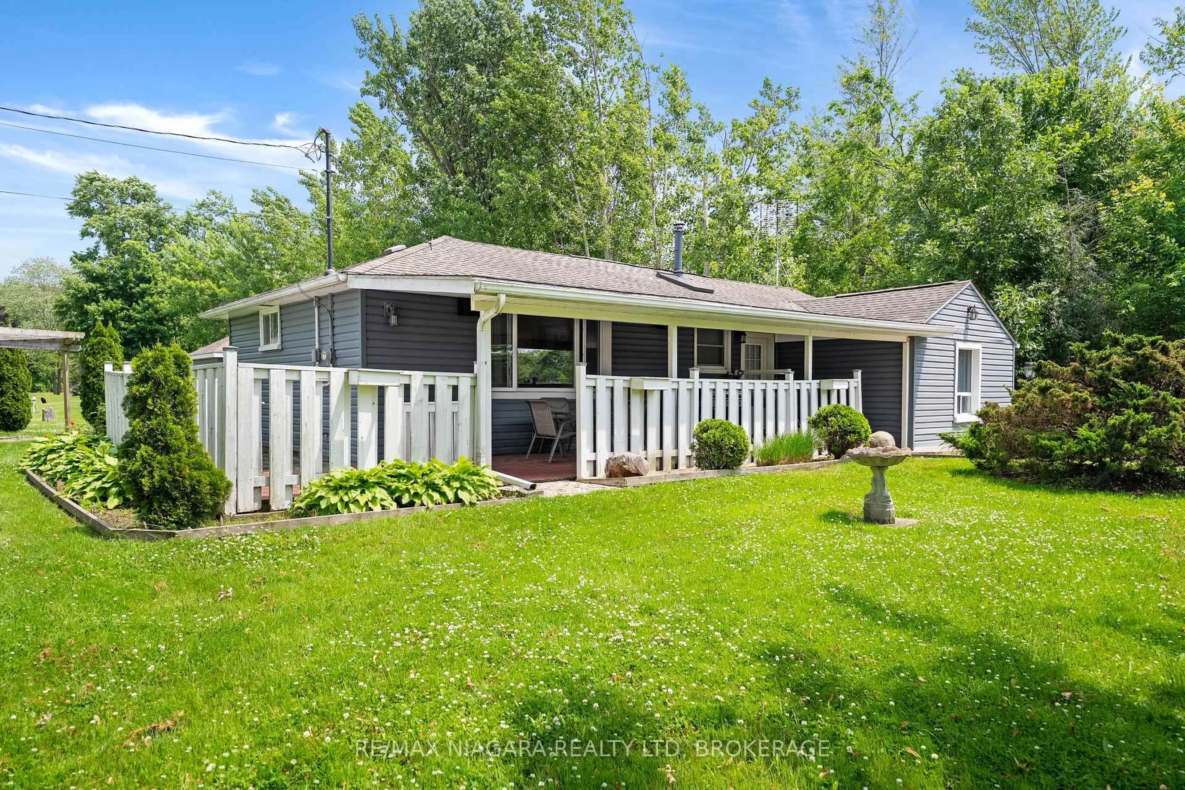 Home with vinyl exterior material, unknown for 527 Pinecrest Rd, Port Colborne Ontario L3K 5V3