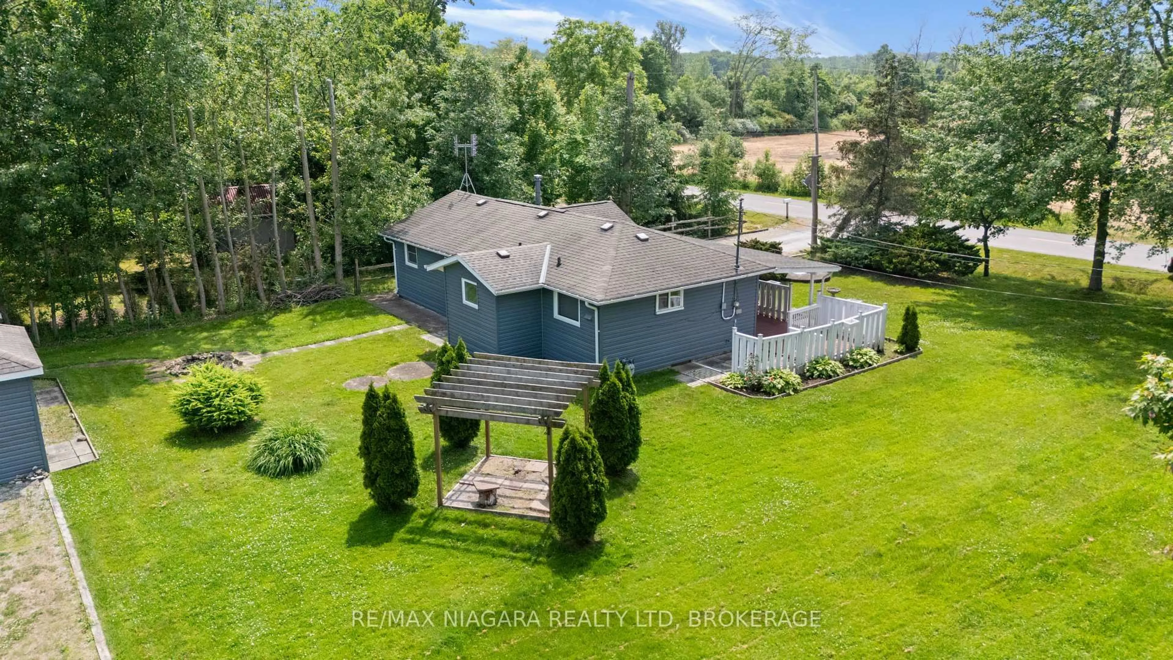 A pic from outside/outdoor area/front of a property/back of a property/a pic from drone, mountain view for 527 Pinecrest Rd, Port Colborne Ontario L3K 5V3