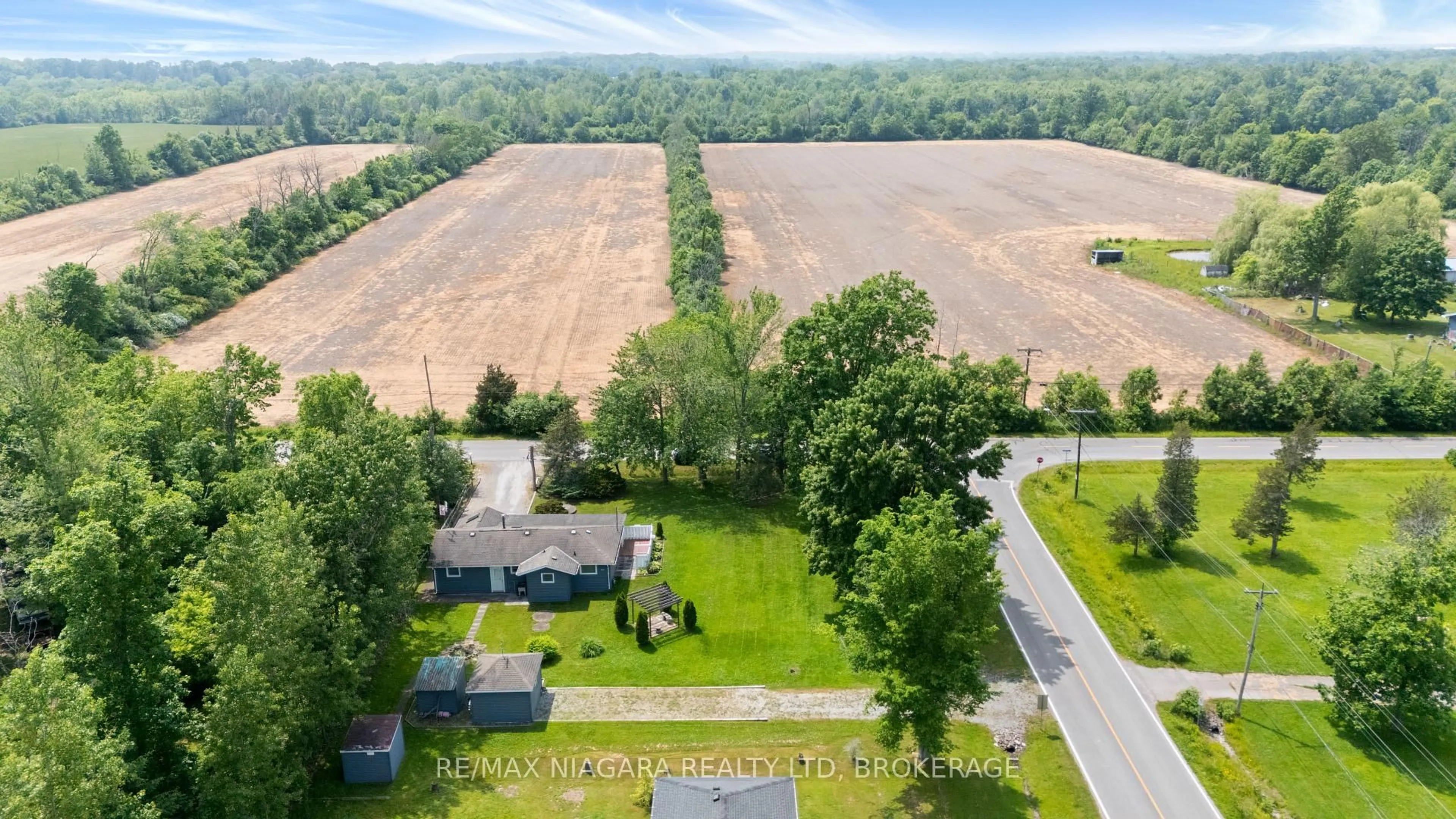 A pic from outside/outdoor area/front of a property/back of a property/a pic from drone, unknown for 527 Pinecrest Rd, Port Colborne Ontario L3K 5V3
