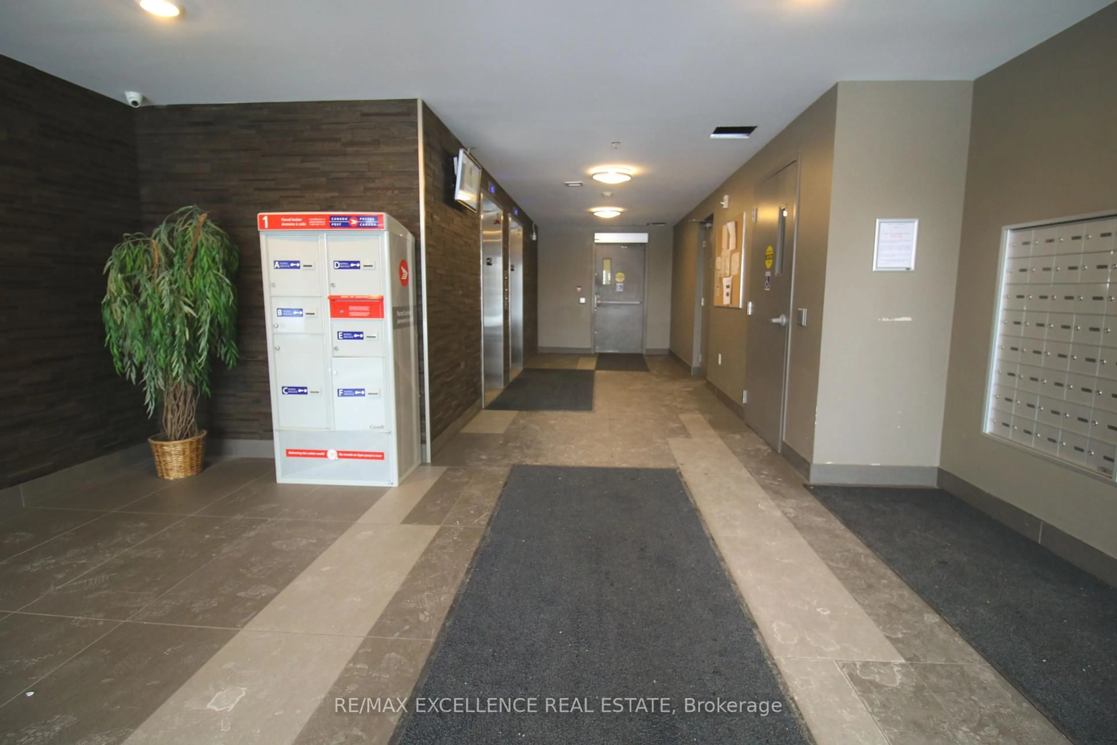Indoor foyer for 251 Hemlock St #309, Waterloo Ontario N2L 0H2