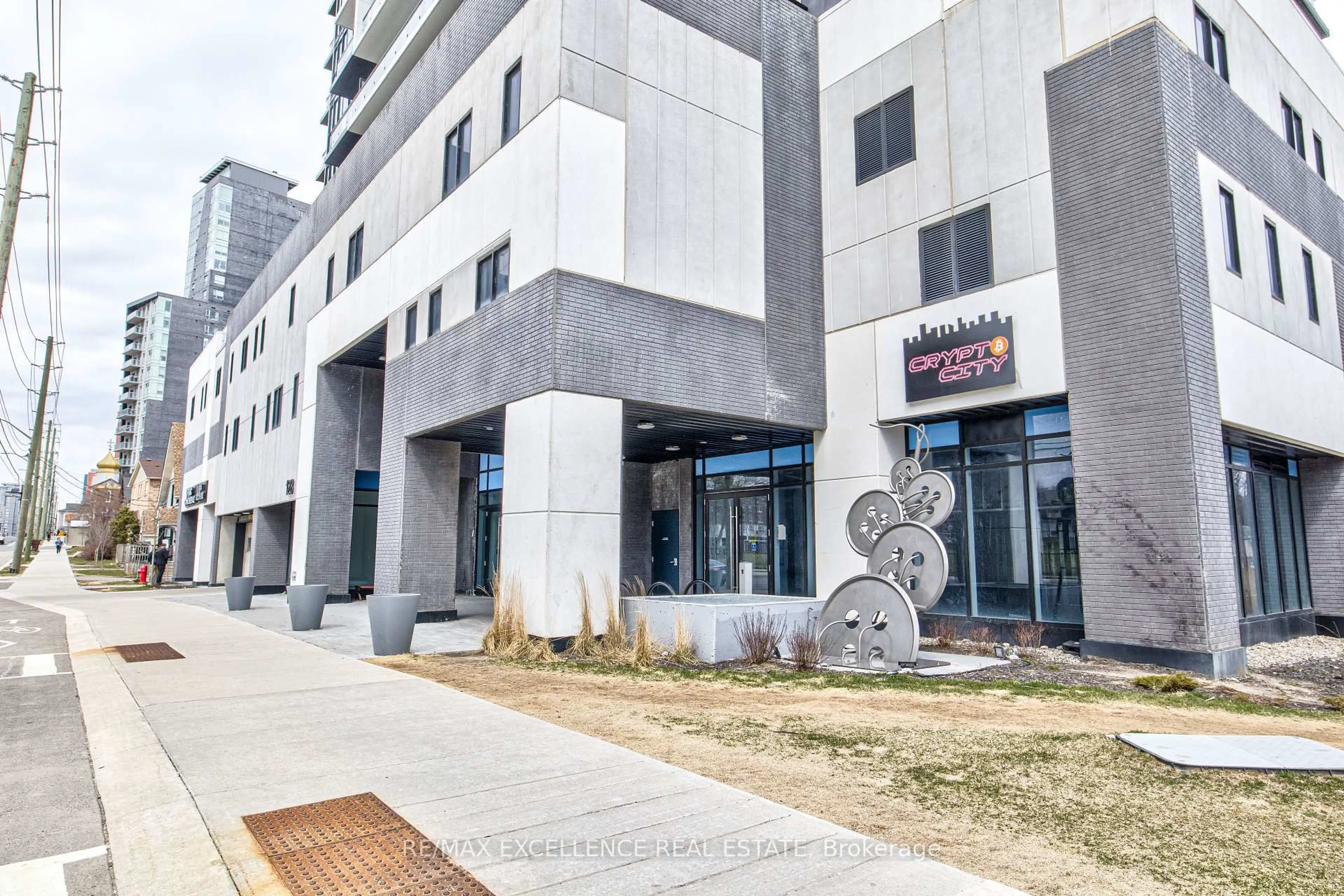 Indoor foyer for 128 King St #1402, Waterloo Ontario N2J 0E9