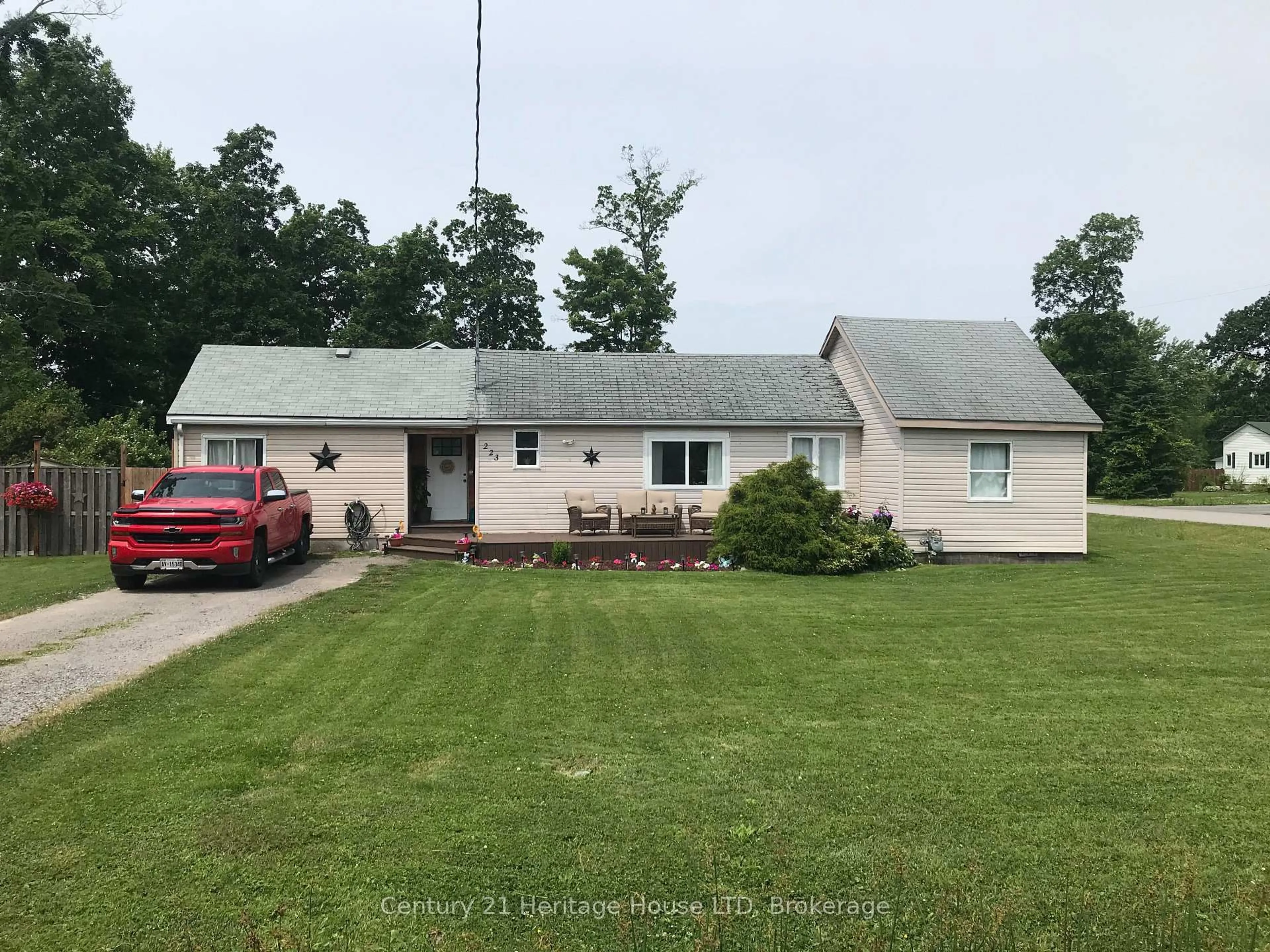 A pic from outside/outdoor area/front of a property/back of a property/a pic from drone, unknown for 223 Bernard Ave, Fort Erie Ontario L0S 1N0