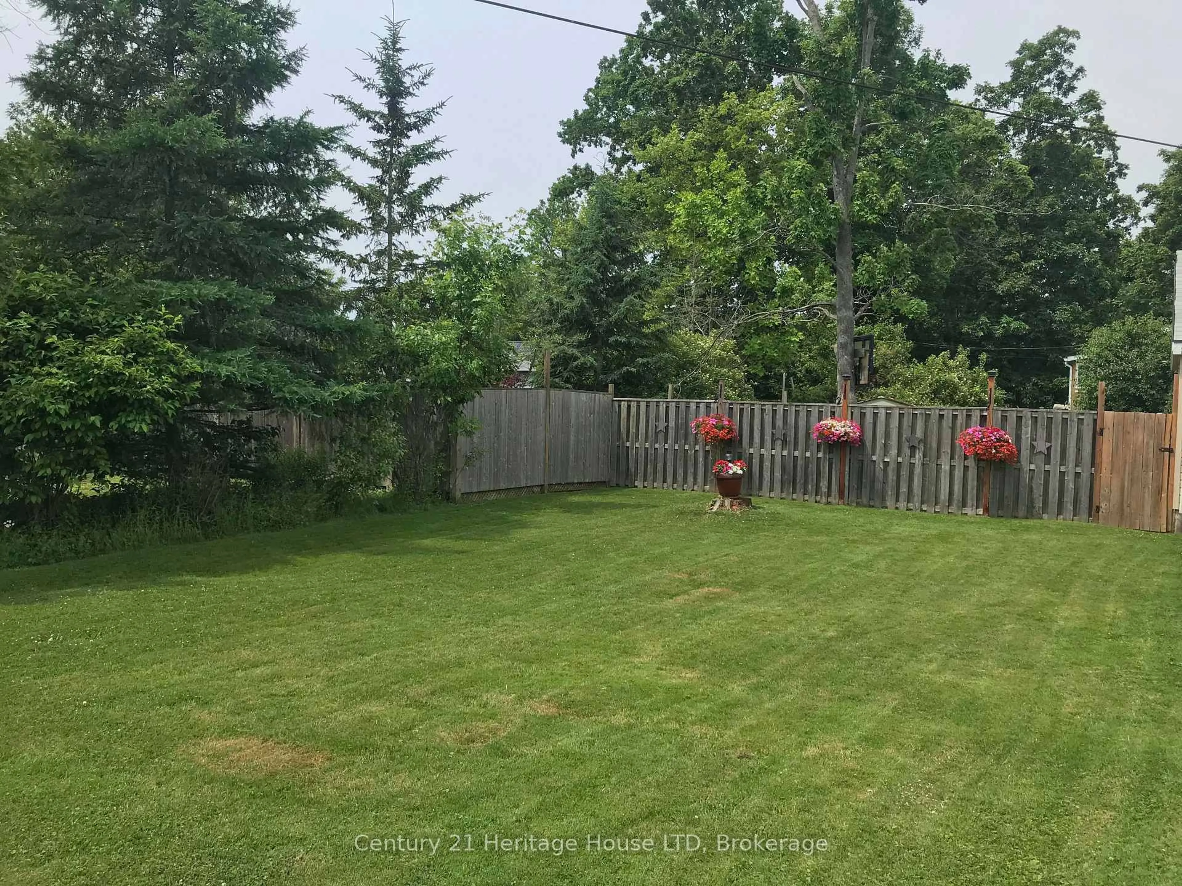 A pic from outside/outdoor area/front of a property/back of a property/a pic from drone, forest/trees view for 223 Bernard Ave, Fort Erie Ontario L0S 1N0