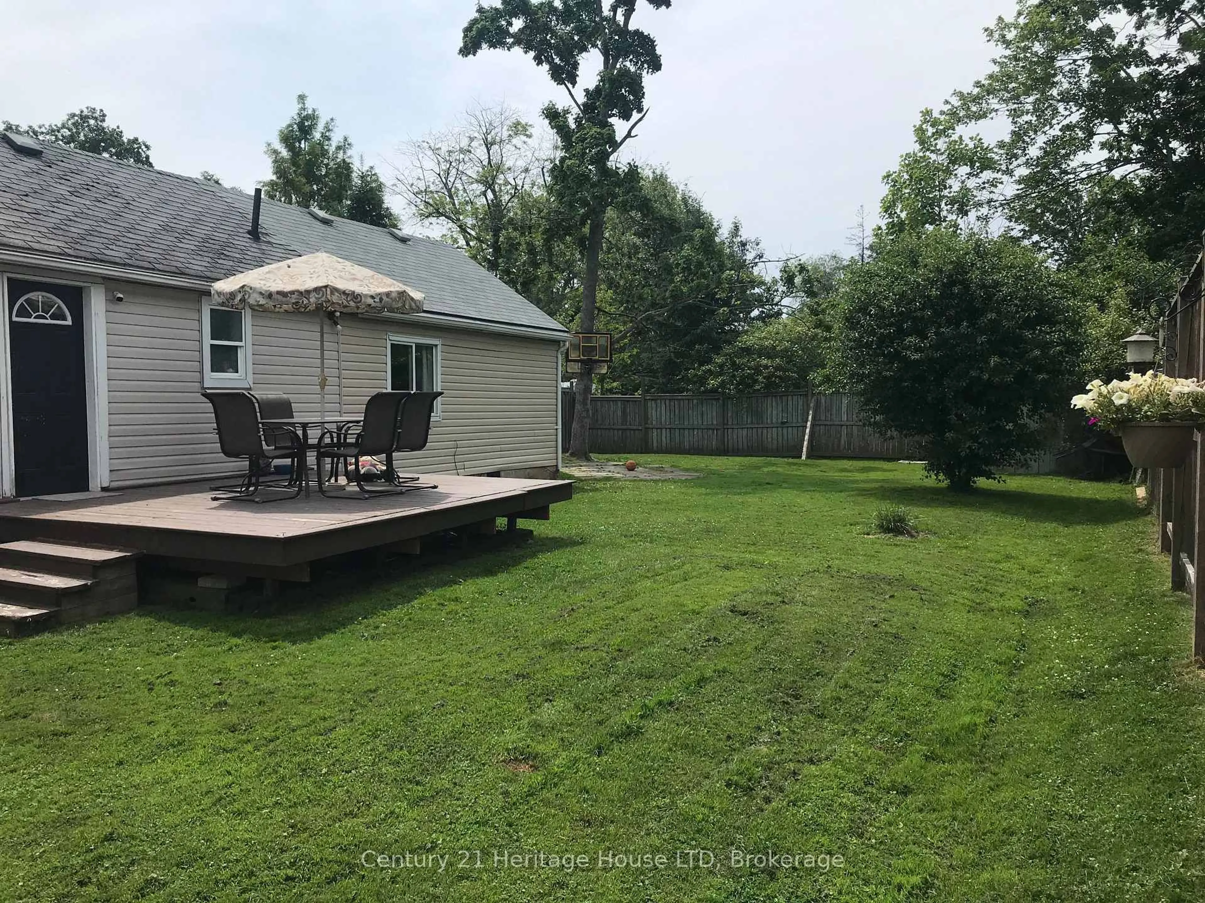 A pic from outside/outdoor area/front of a property/back of a property/a pic from drone, unknown for 223 Bernard Ave, Fort Erie Ontario L0S 1N0