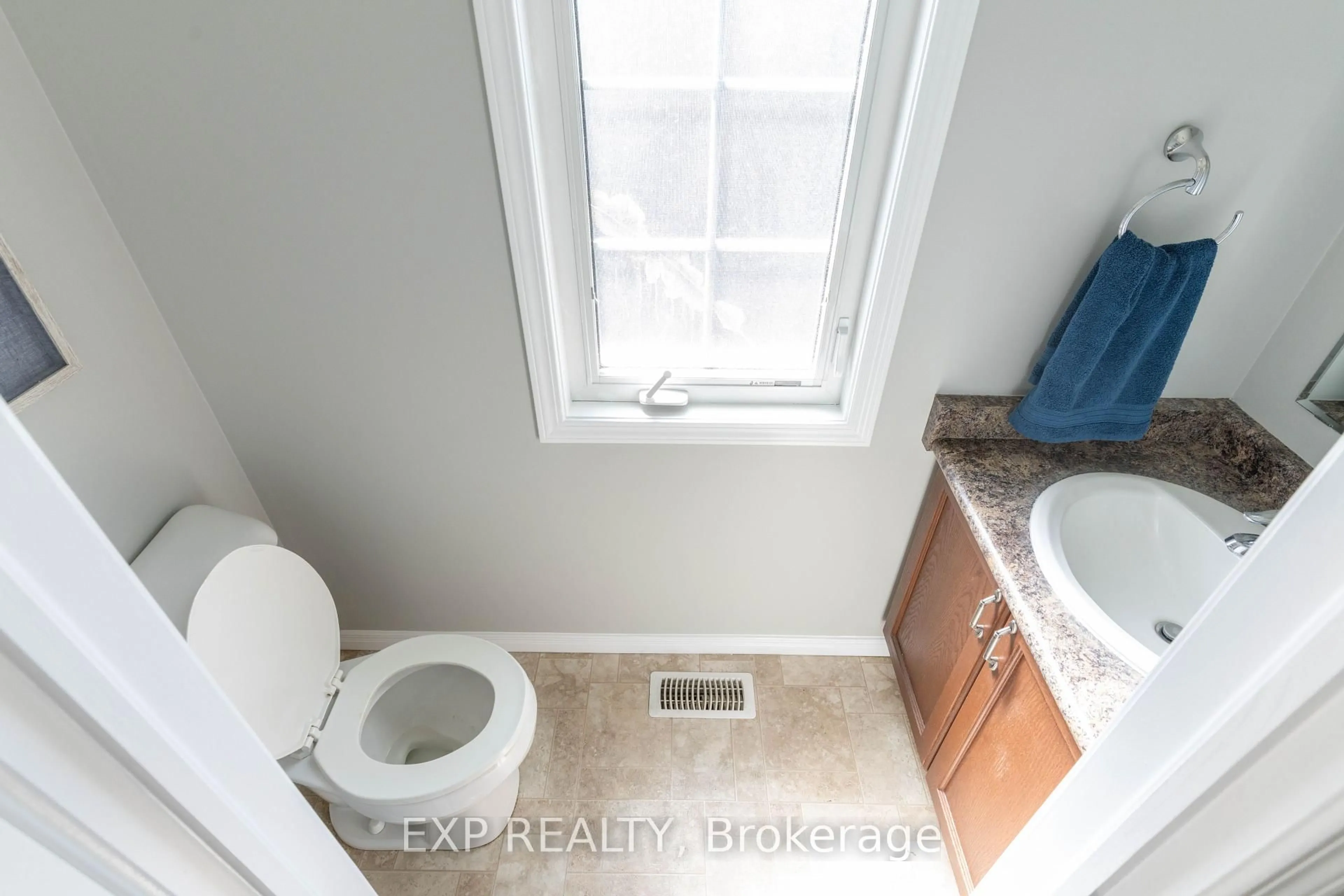 Standard bathroom, unknown for 1319 COUNTRYSTONE Dr, Kitchener Ontario N2N 3R9
