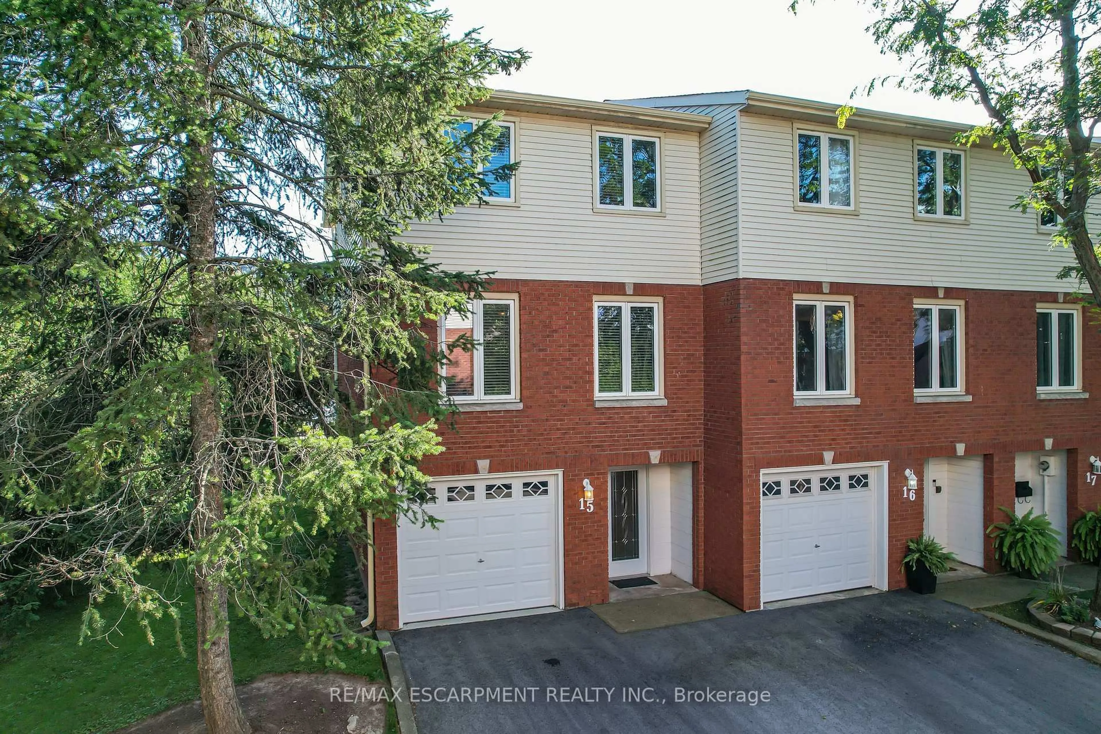 A pic from outside/outdoor area/front of a property/back of a property/a pic from drone, street for 130 Livingston Ave #15, Grimsby Ontario L3M 4W5