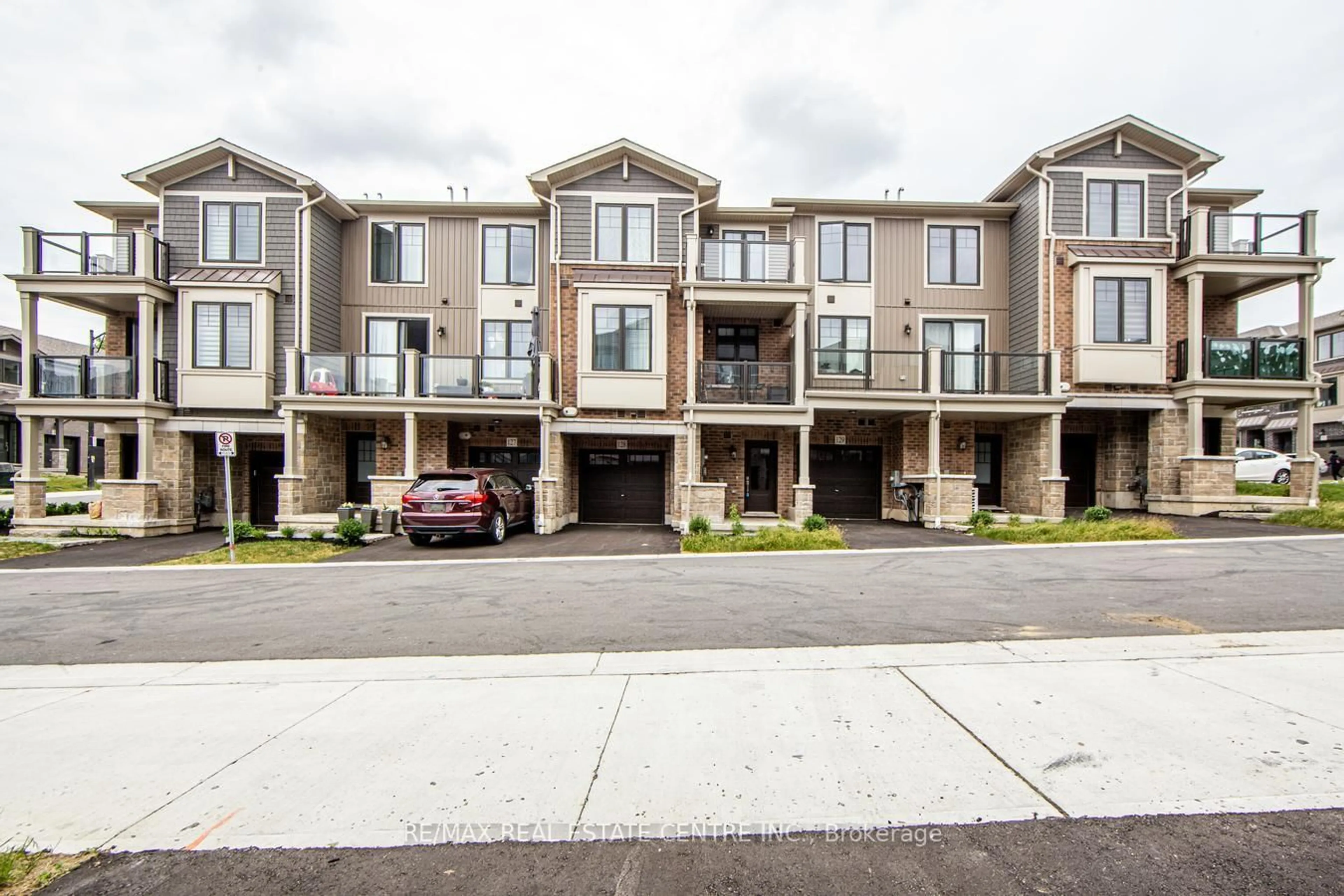 A pic from outside/outdoor area/front of a property/back of a property/a pic from drone, street for 10 Birmingham Dr #128, Cambridge Ontario N1R 0C6