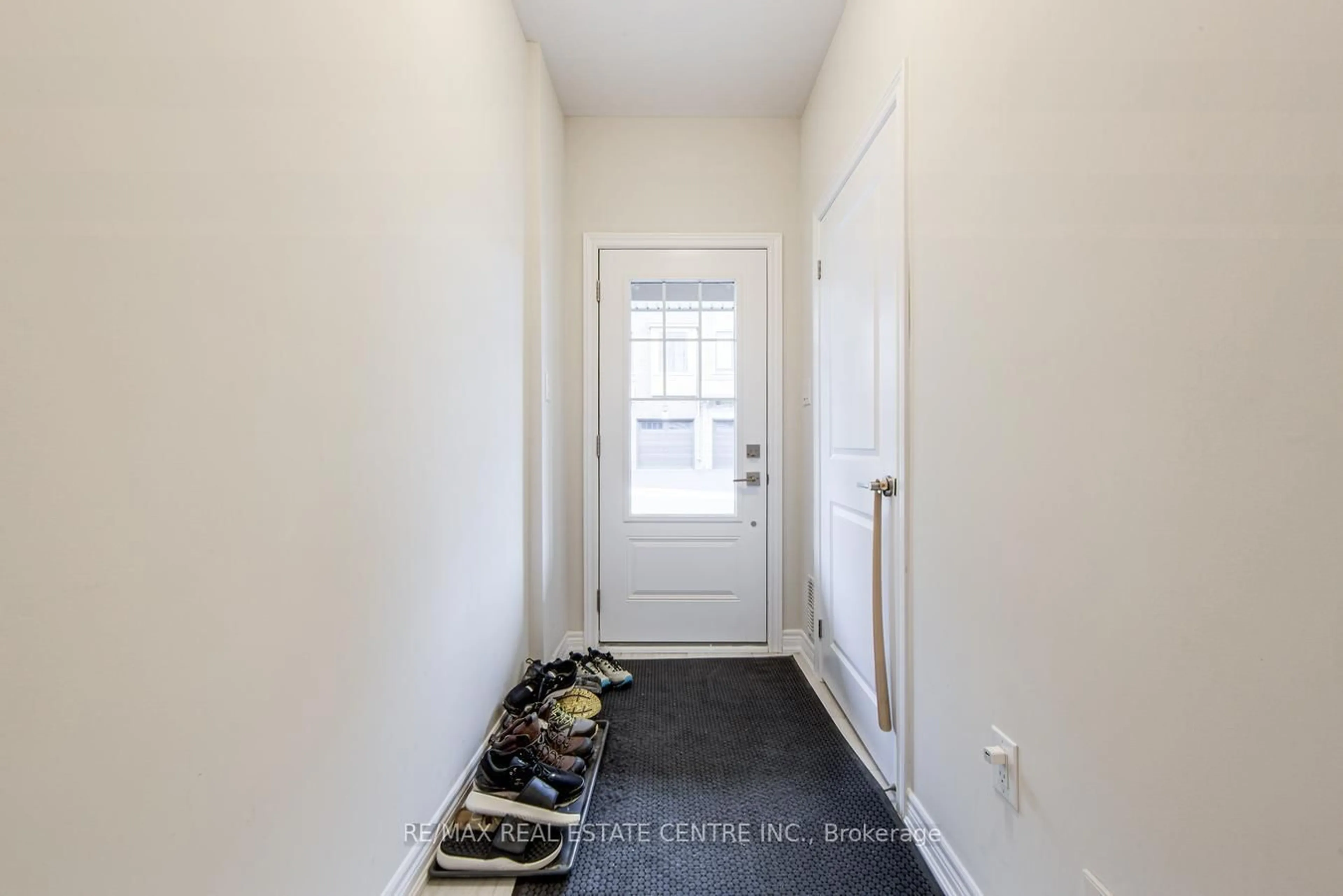 Indoor entryway for 10 Birmingham Dr #128, Cambridge Ontario N1R 0C6