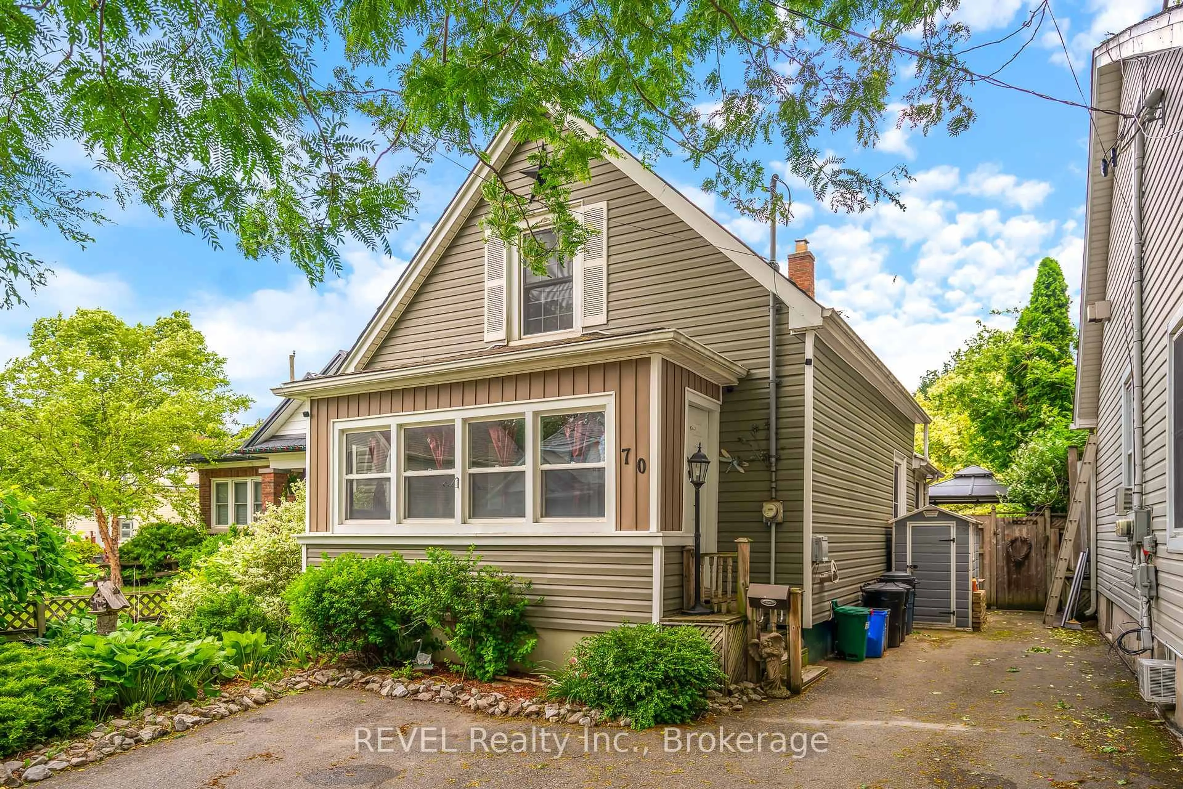 Home with vinyl exterior material, street for 70 York St, St. Catharines Ontario L2R 6C7