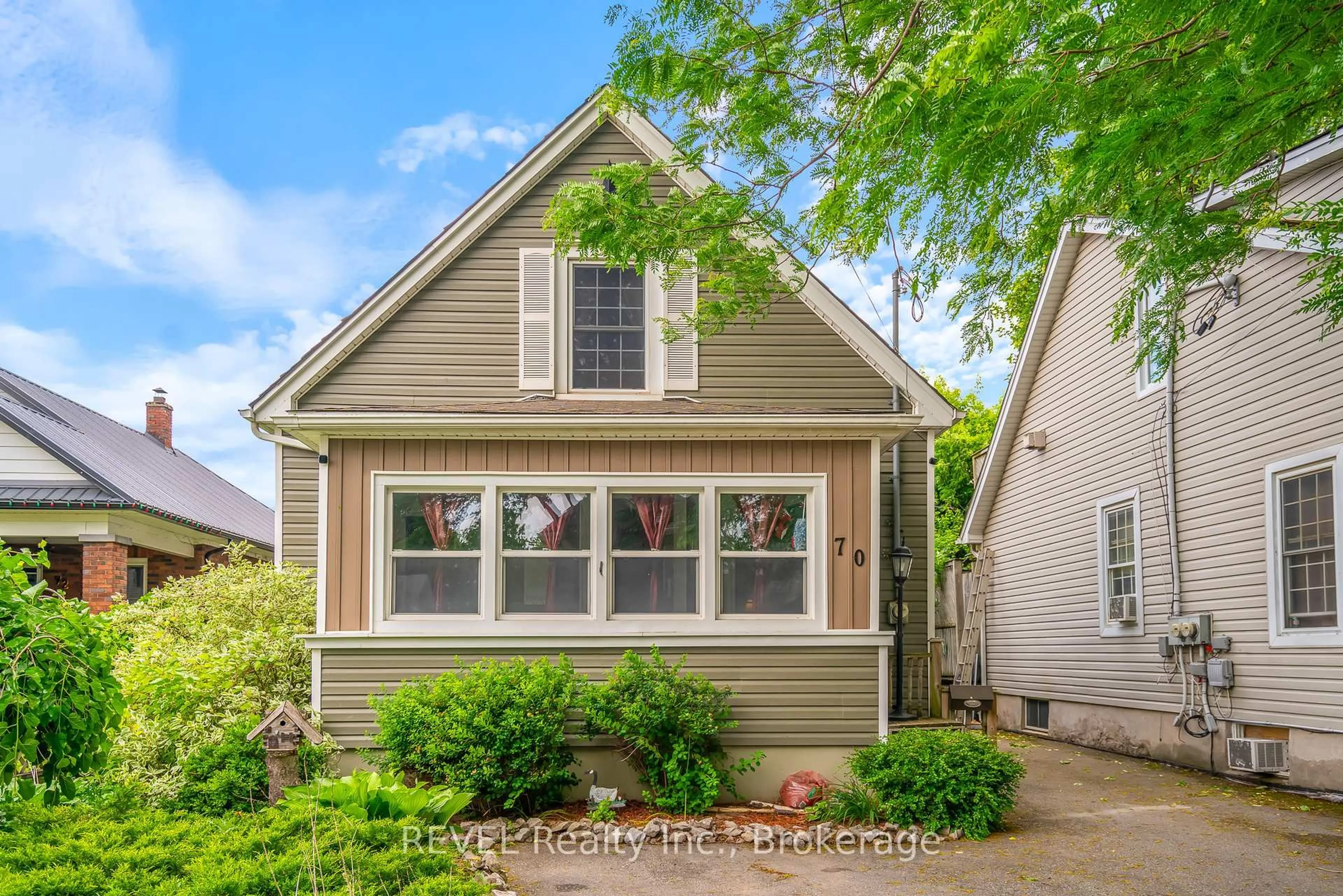 Home with vinyl exterior material, street for 70 York St, St. Catharines Ontario L2R 6C7