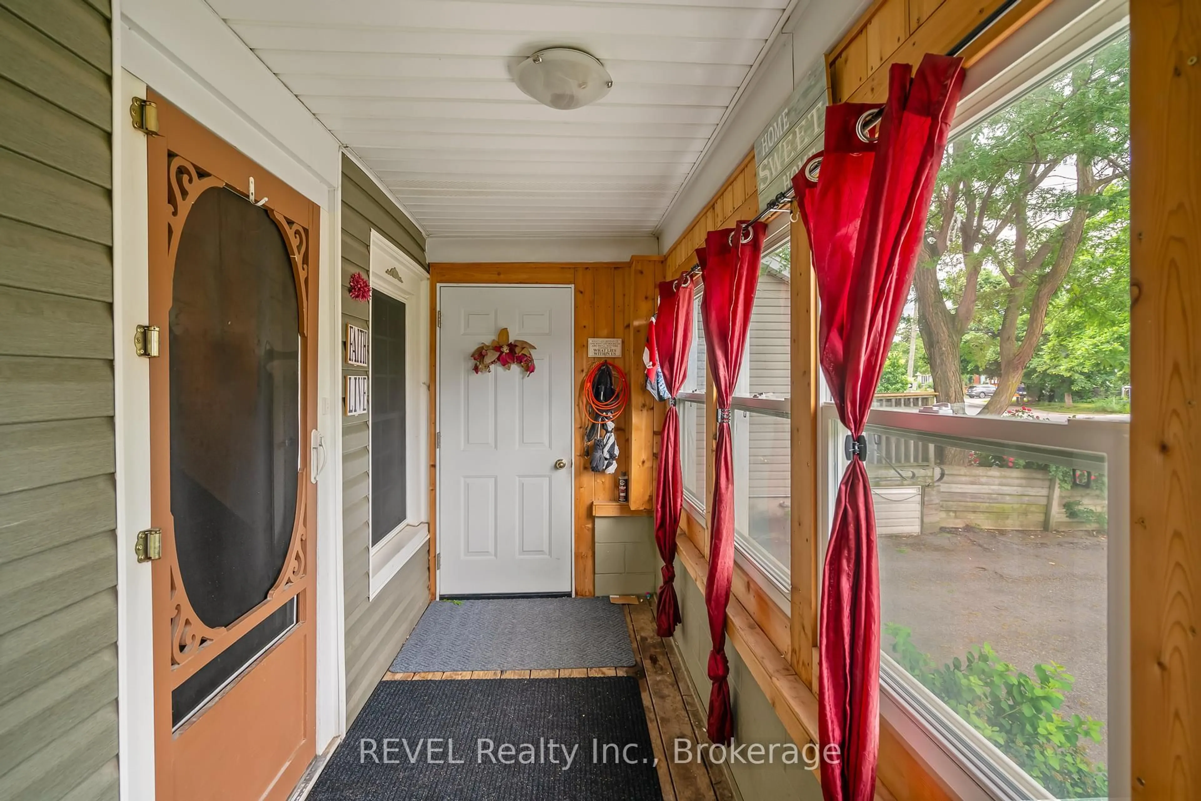 Indoor entryway for 70 York St, St. Catharines Ontario L2R 6C7