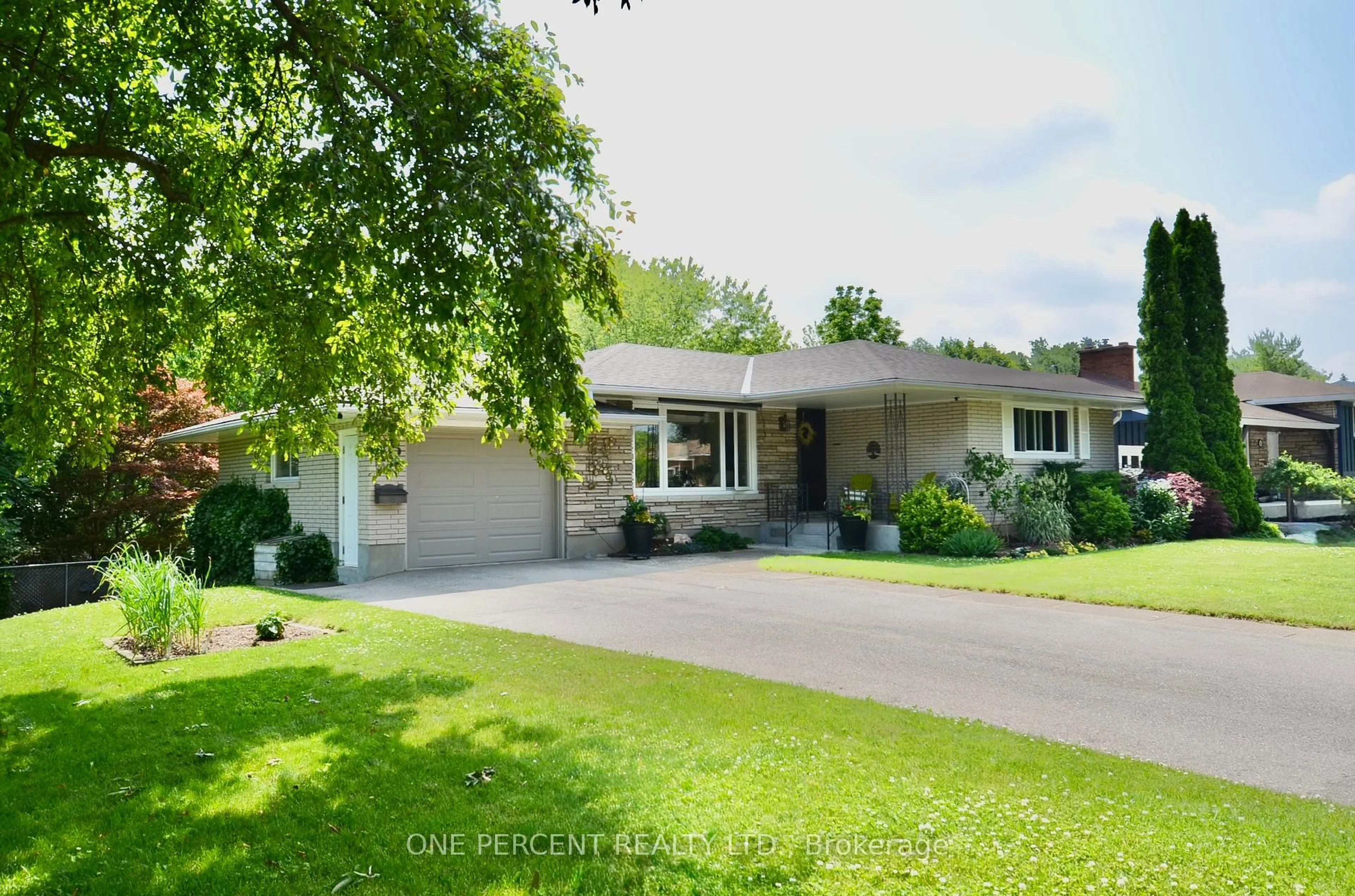 A pic from outside/outdoor area/front of a property/back of a property/a pic from drone, street for 38 Strathcona Dr, St. Catharines Ontario L2M 2A9