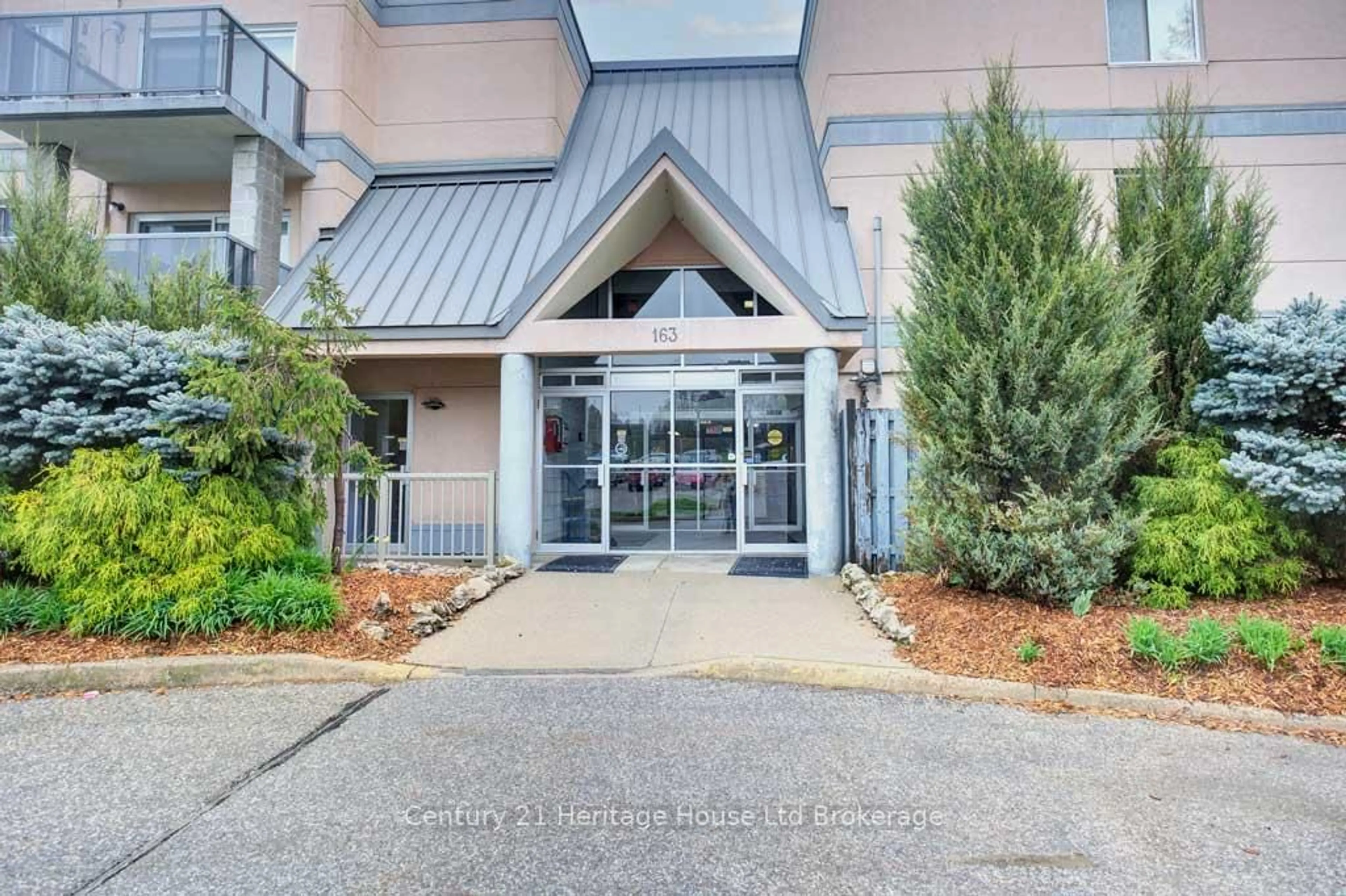 Indoor foyer for 163 Ferguson Dr #112, Woodstock Ontario N4V 1A6