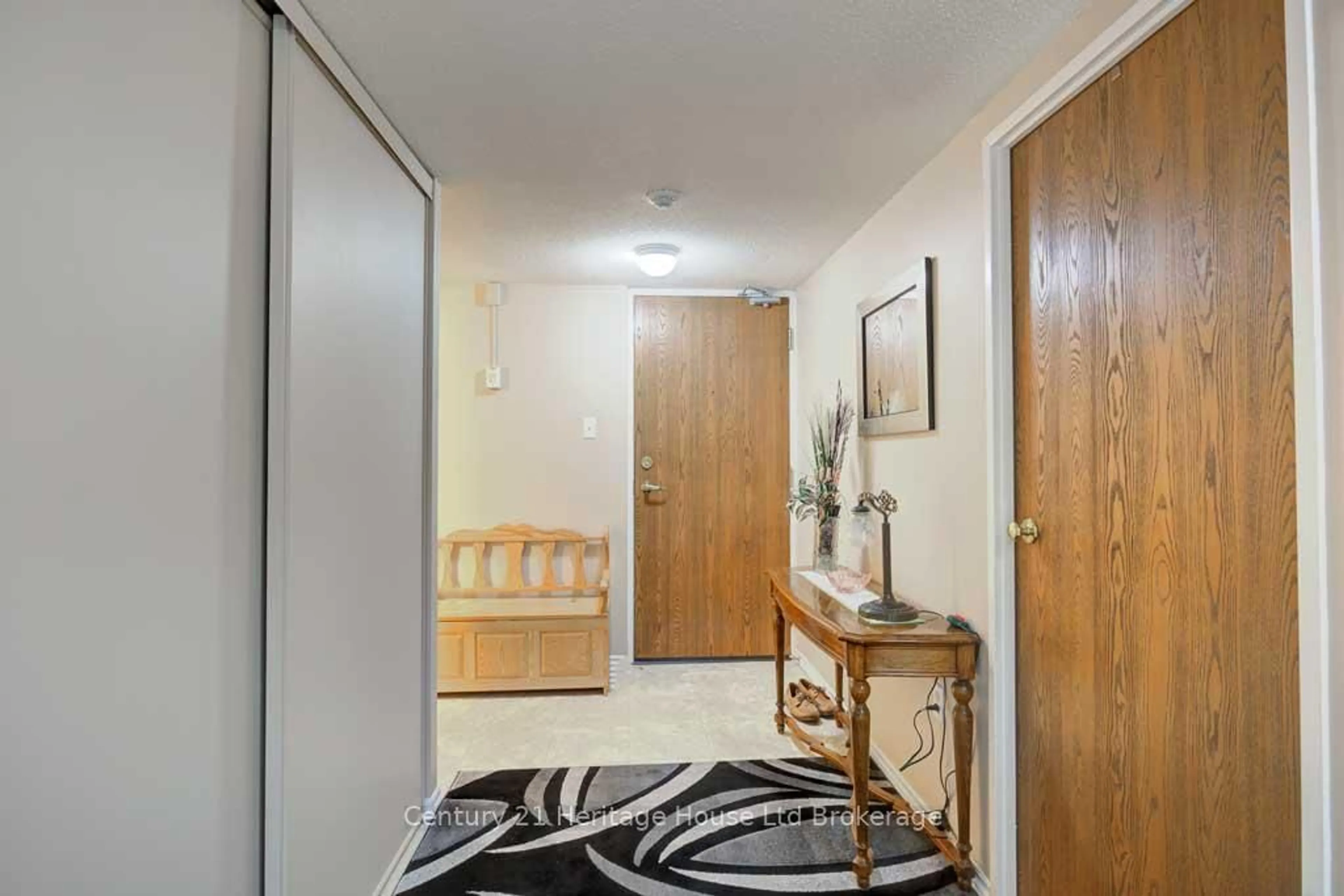 Indoor foyer for 163 Ferguson Dr #112, Woodstock Ontario N4V 1A6