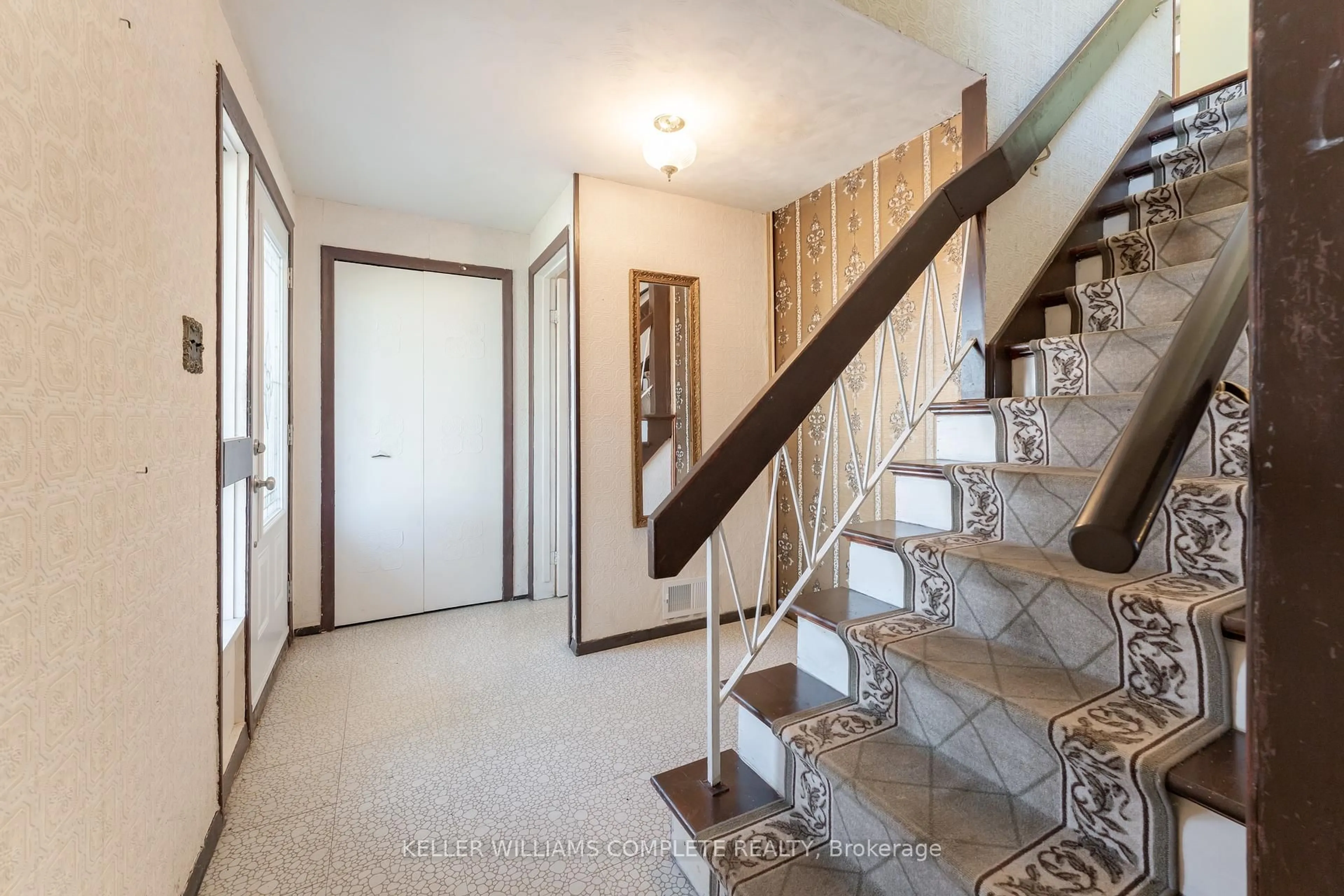 Indoor foyer for 181 Burrwood Dr, Hamilton Ontario L9C 3T3