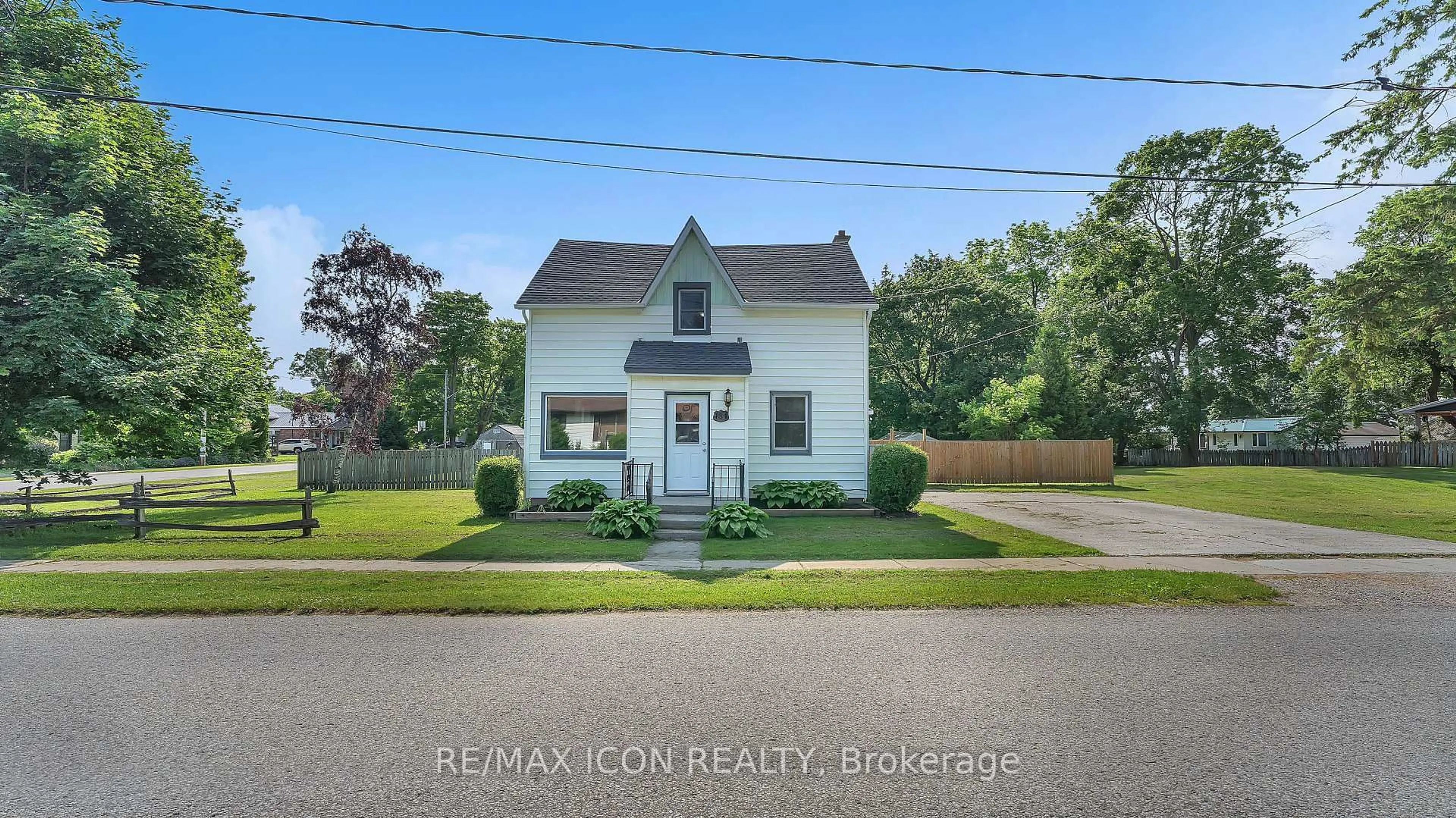 A pic from outside/outdoor area/front of a property/back of a property/a pic from drone, street for 184 Catherine St, North Middlesex Ontario N0M 2K0