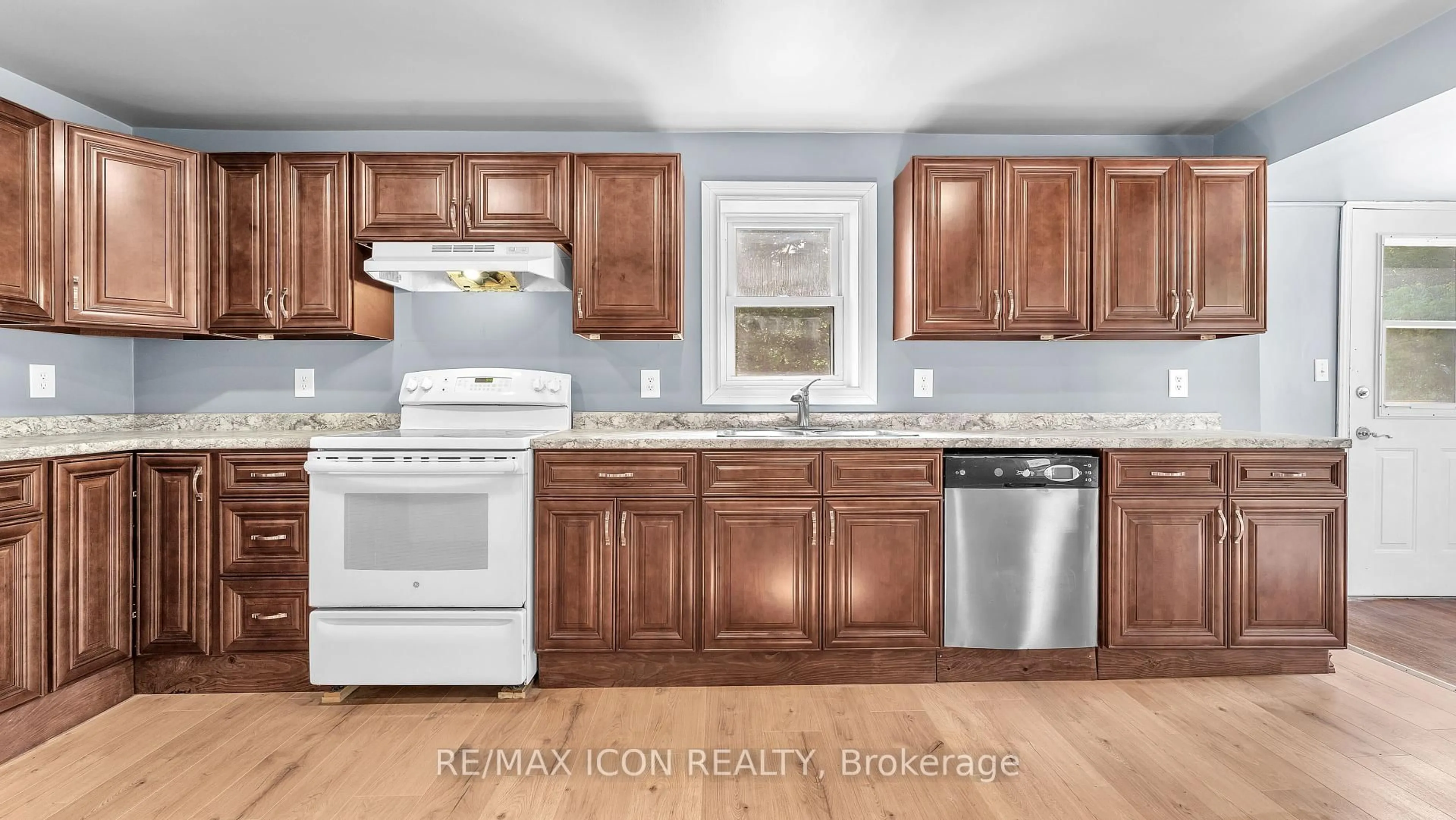 Standard kitchen, unknown for 184 Catherine St, North Middlesex Ontario N0M 2K0