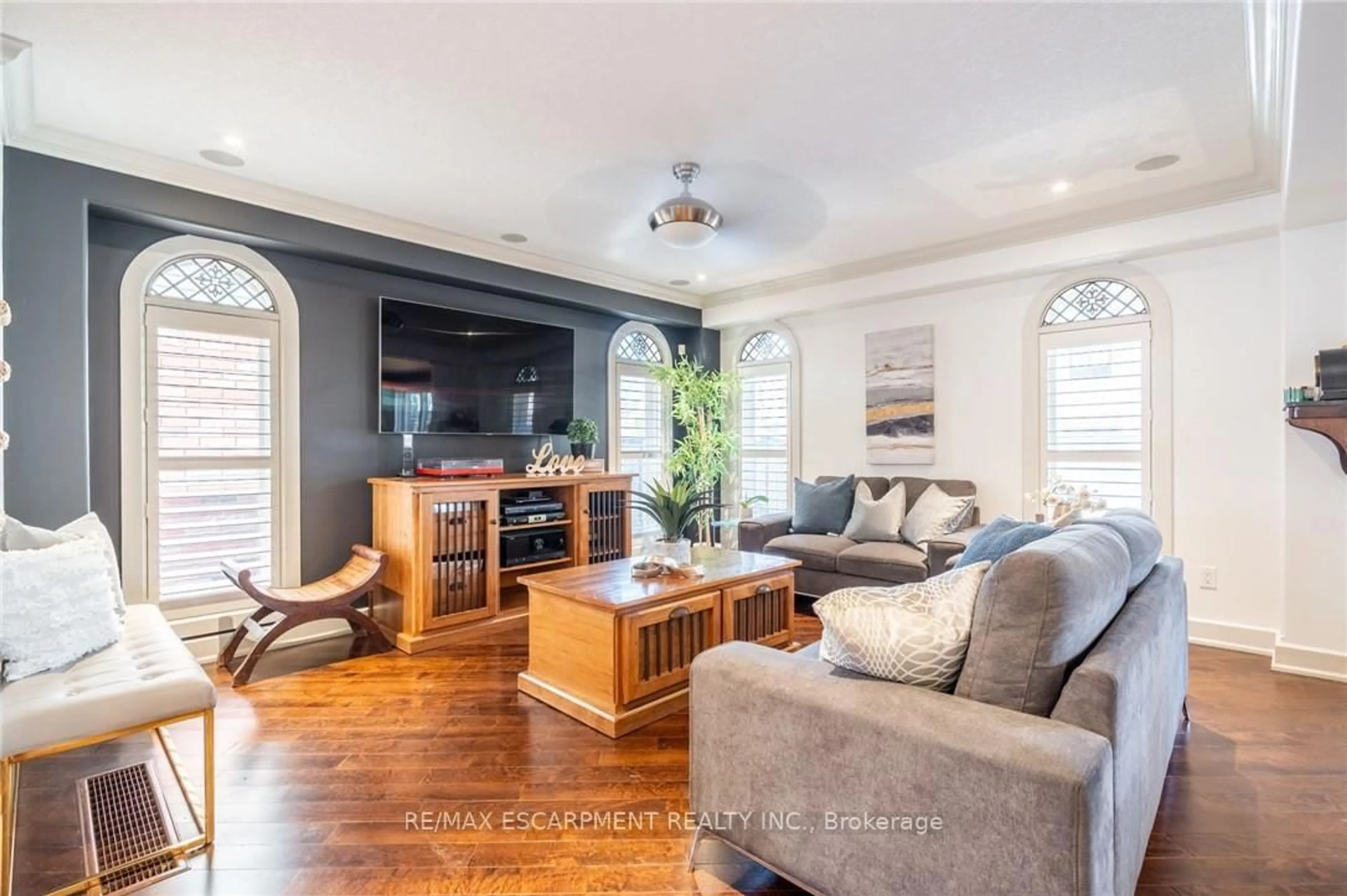 Living room with furniture, wood/laminate floor for 16 Sycamore Cres, Grimsby Ontario L3M 5P7