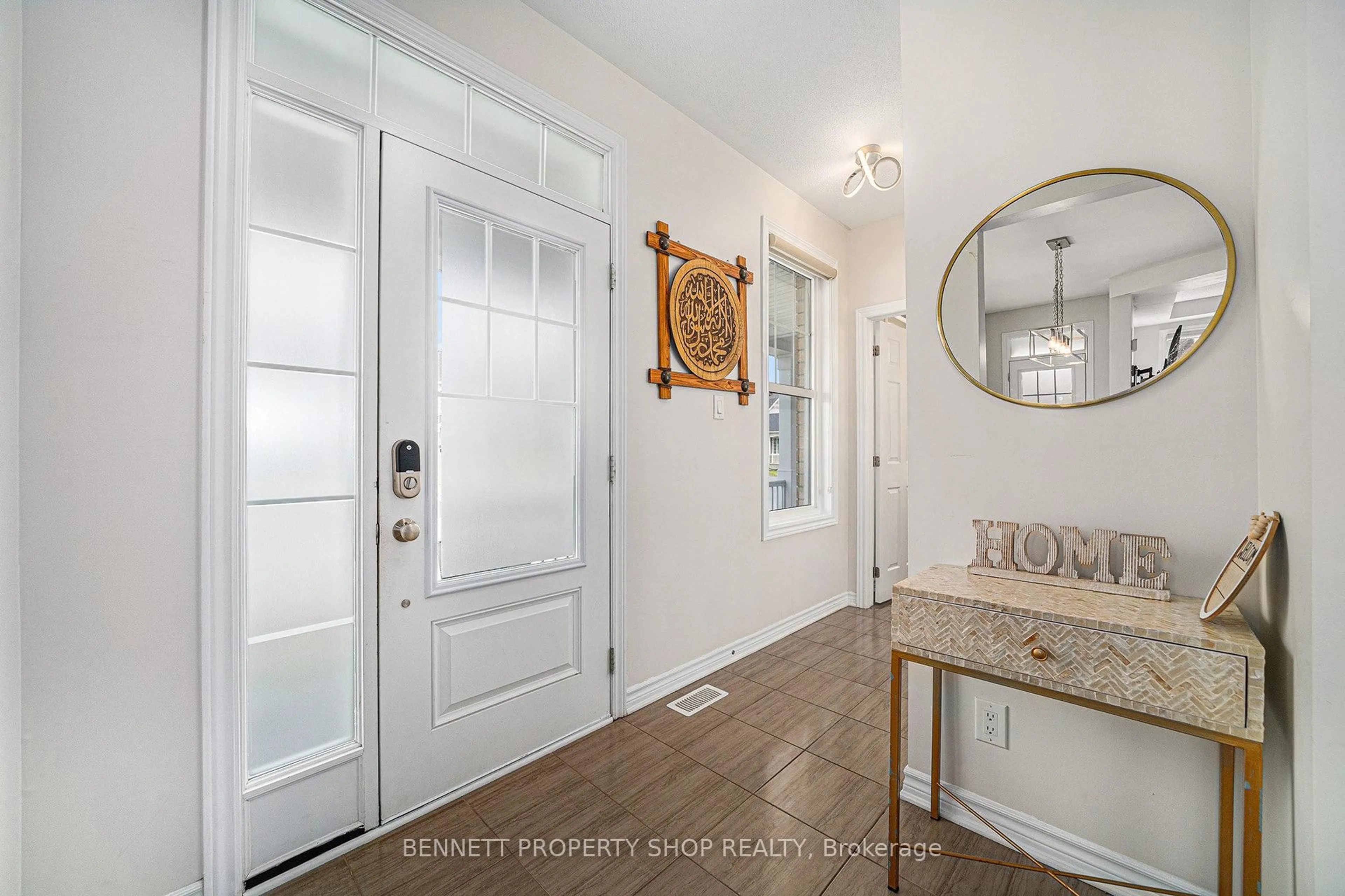 Indoor entryway for 52 Oxalis Cres, Ottawa Ontario K2V 0J6
