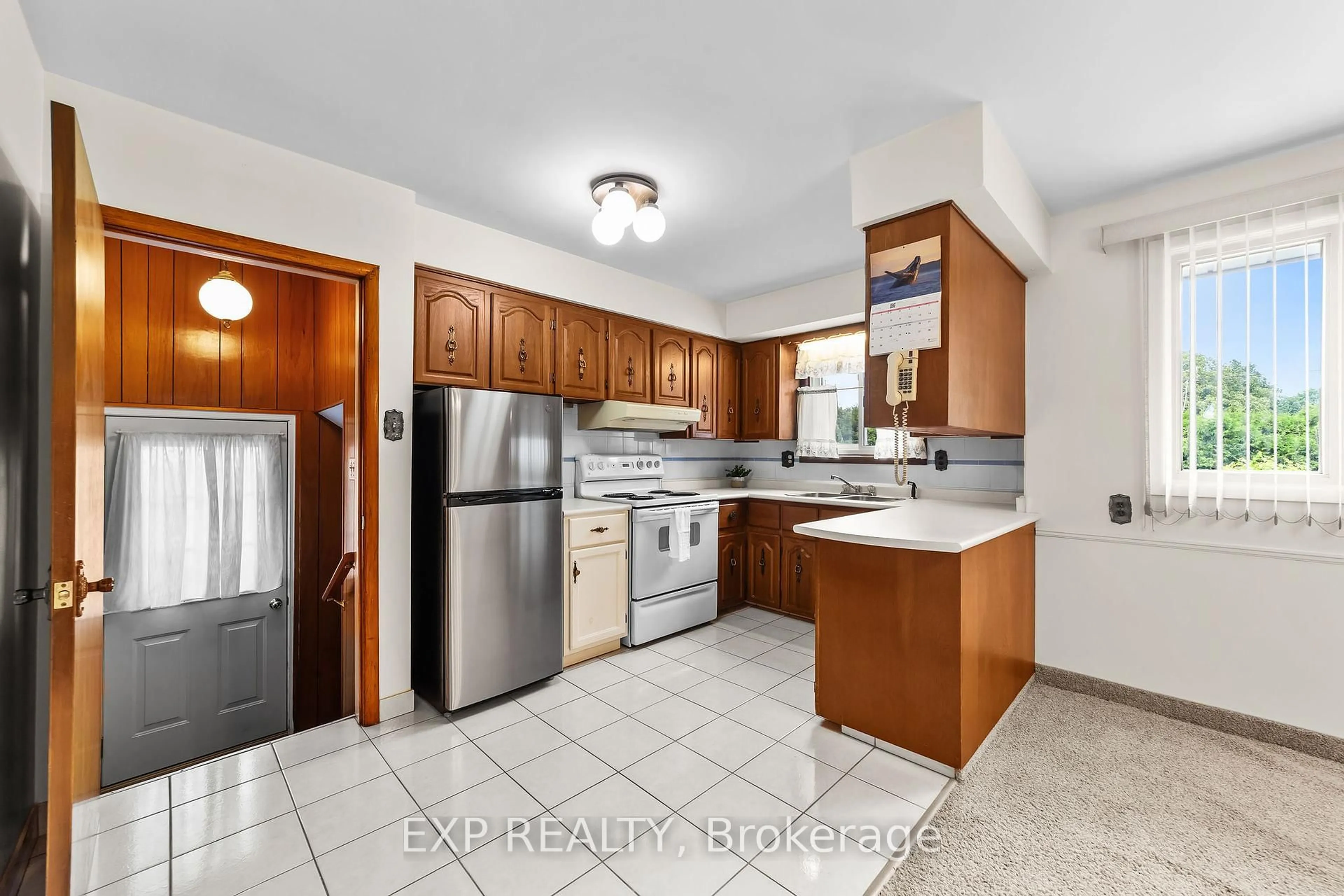 Standard kitchen, ceramic/tile floor for 14 Pickwick Cres, London East Ontario N5V 2P8