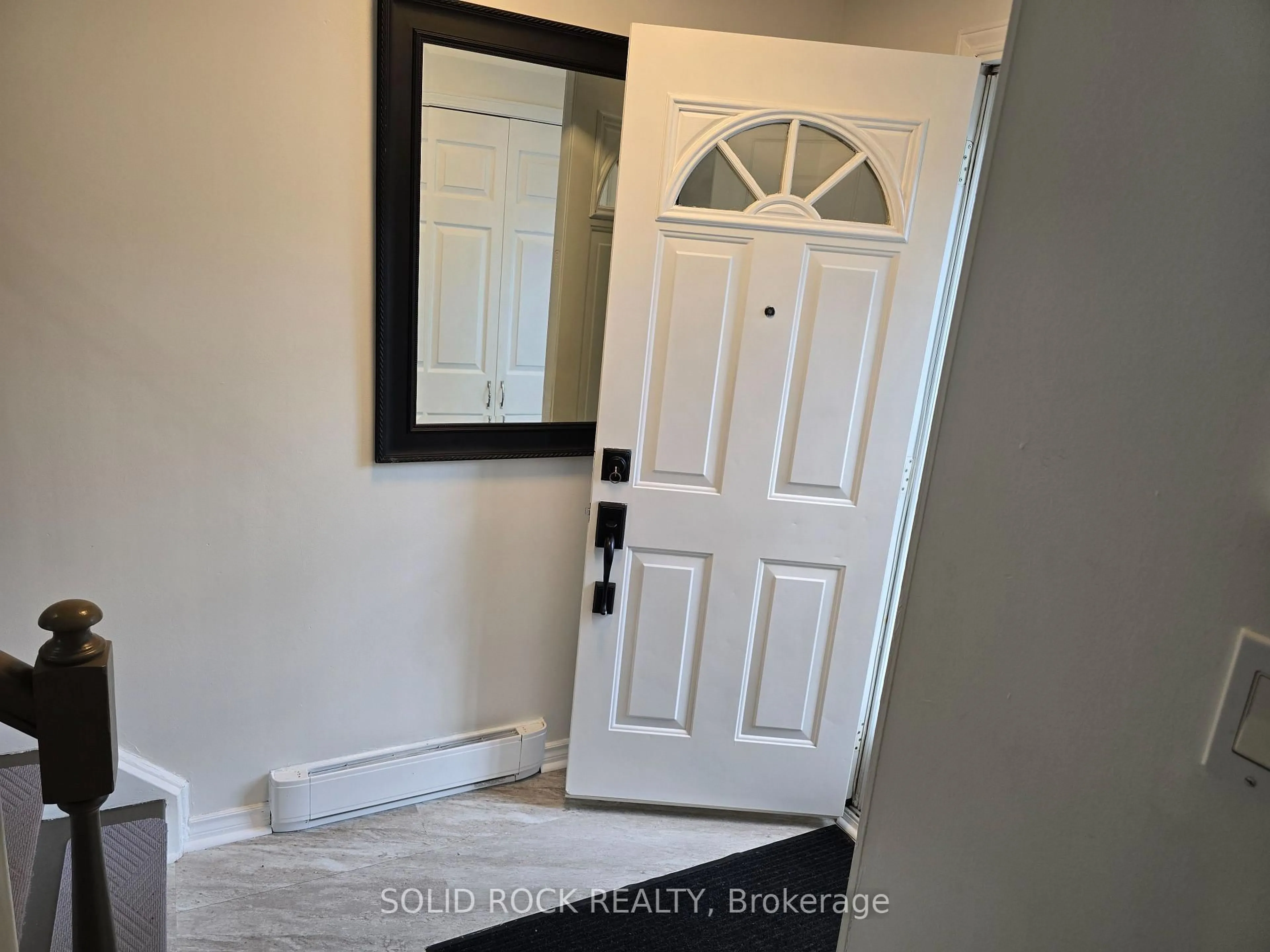 Indoor entryway for 740 Morin St #9, Ottawa Ontario K1K 3G9