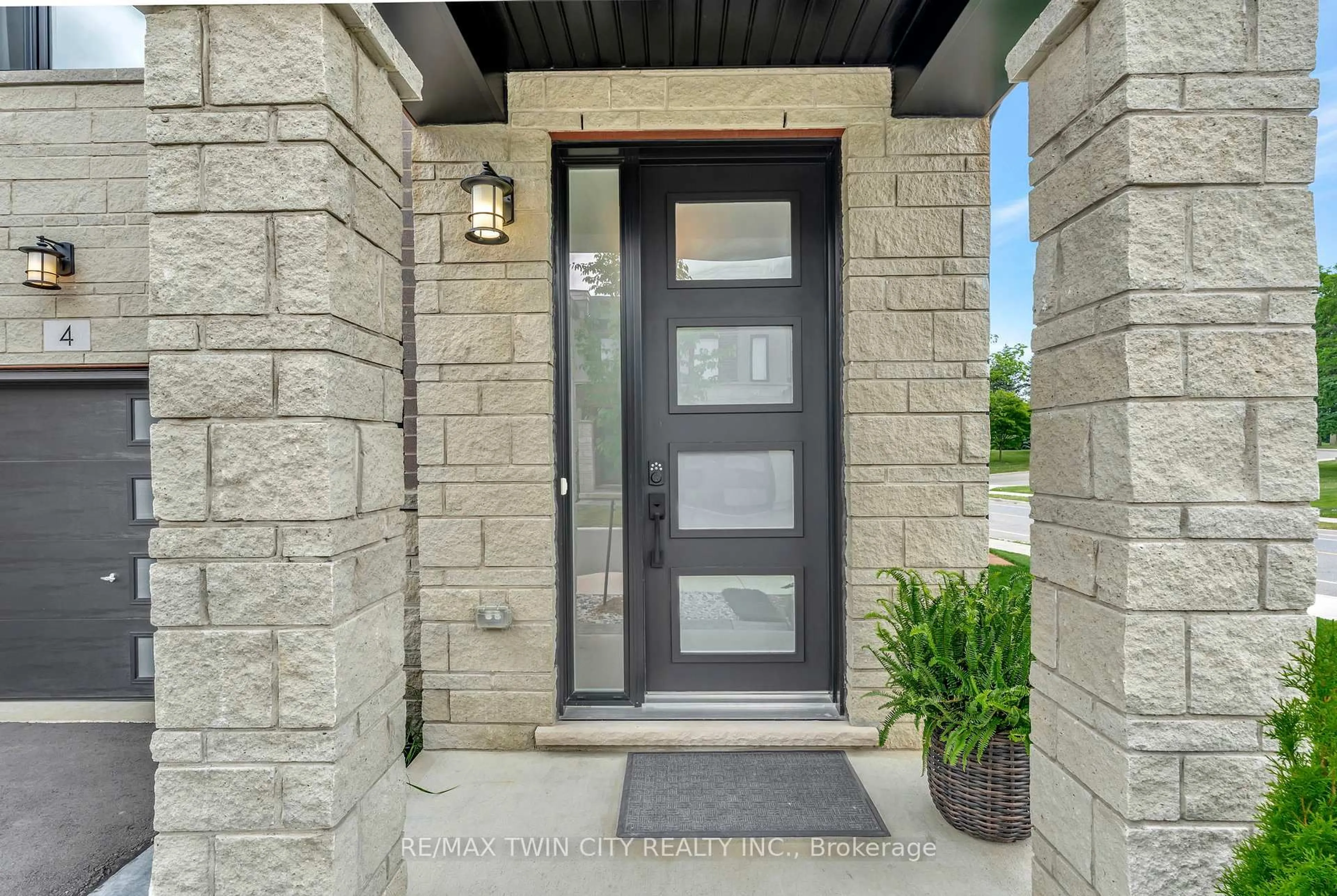 Indoor entryway for 4 Southam Lane, Hamilton Ontario L9C 0E9