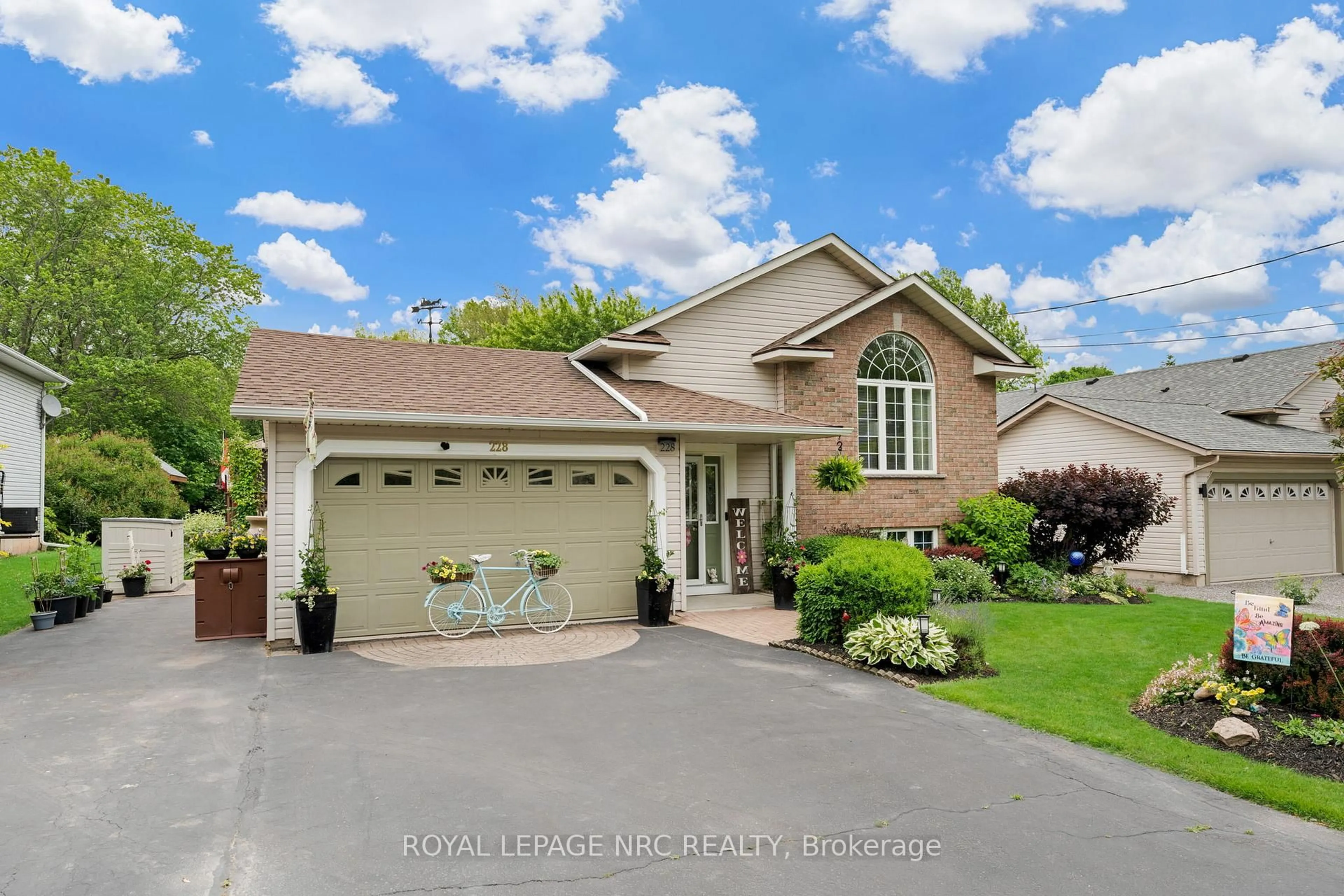 Home with vinyl exterior material, unknown for 228 Ridge Rd, Fort Erie Ontario L0S 1B0