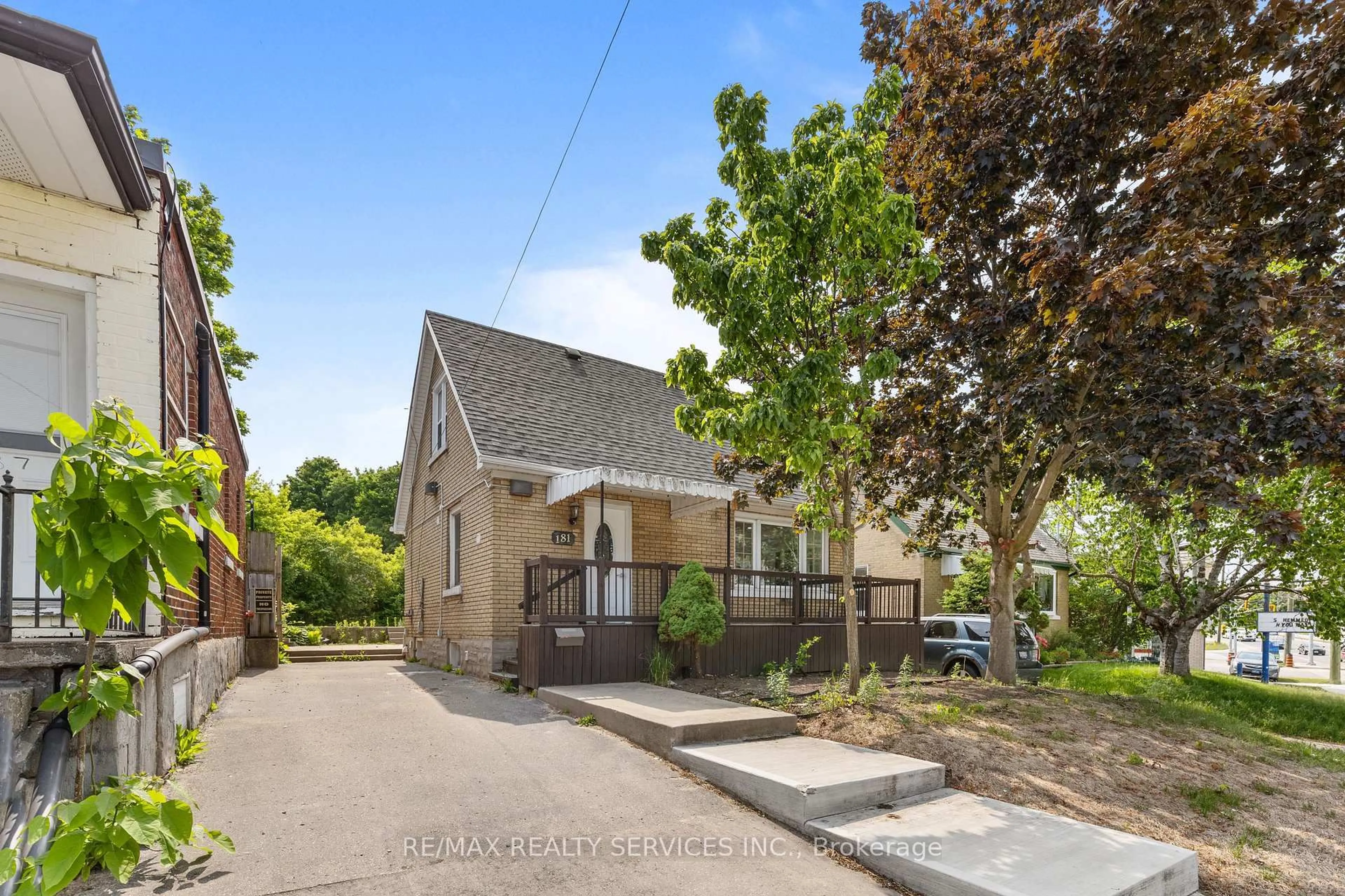 A pic from outside/outdoor area/front of a property/back of a property/a pic from drone, street for 181 Highland Rd. East, Kitchener Ontario N2M 3W1