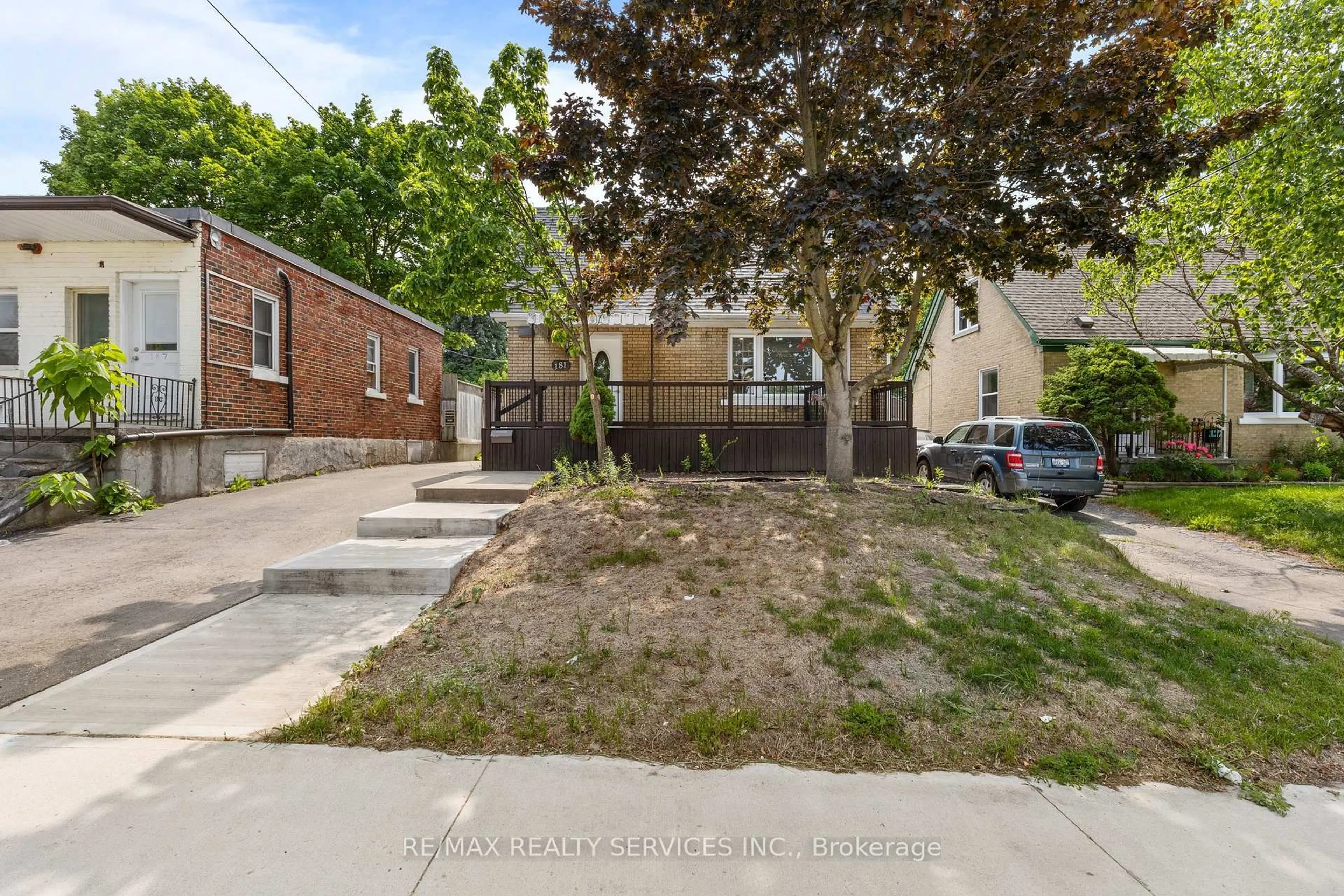 A pic from outside/outdoor area/front of a property/back of a property/a pic from drone, street for 181 Highland Rd. East, Kitchener Ontario N2M 3W1