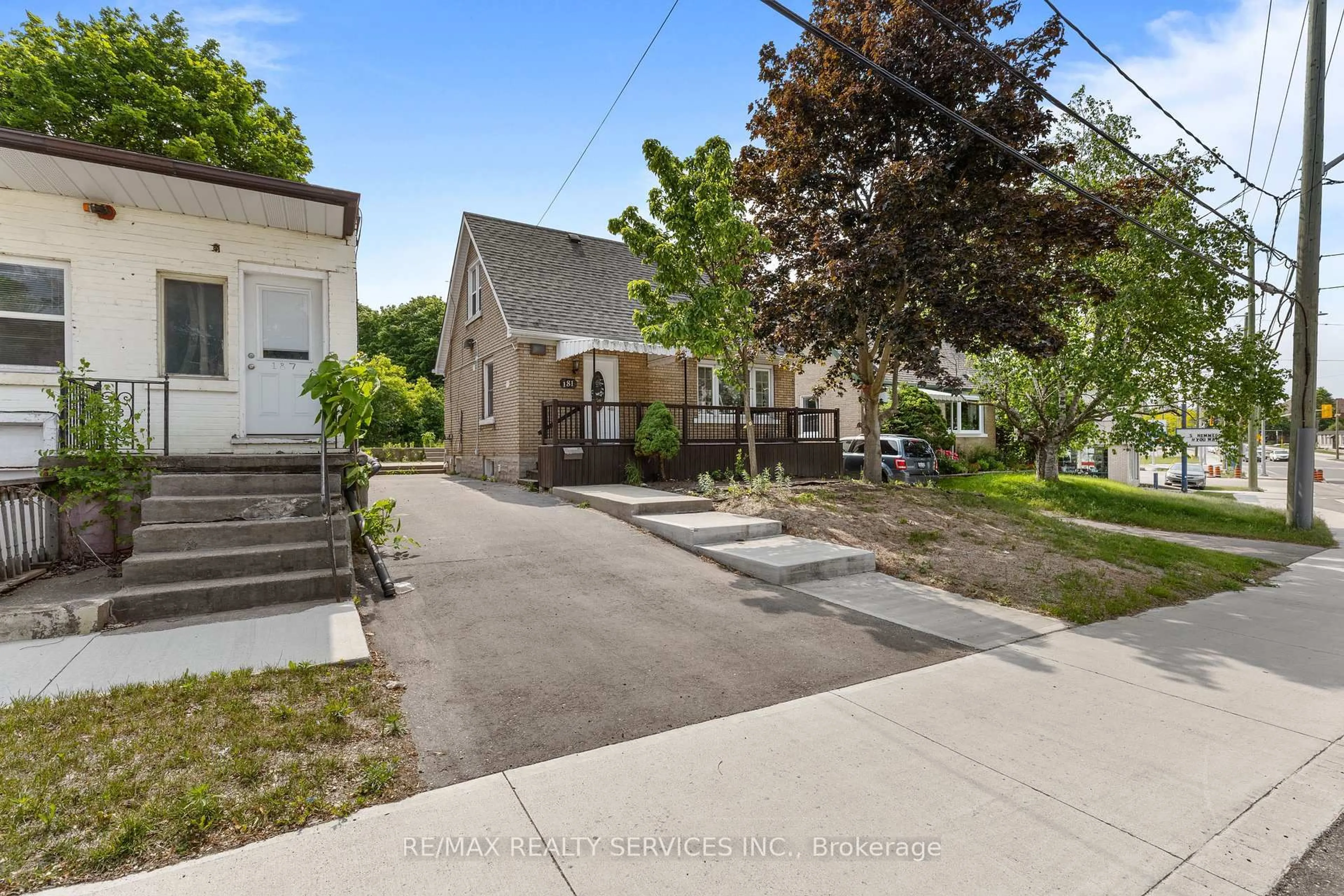 A pic from outside/outdoor area/front of a property/back of a property/a pic from drone, street for 181 Highland Rd. East, Kitchener Ontario N2M 3W1