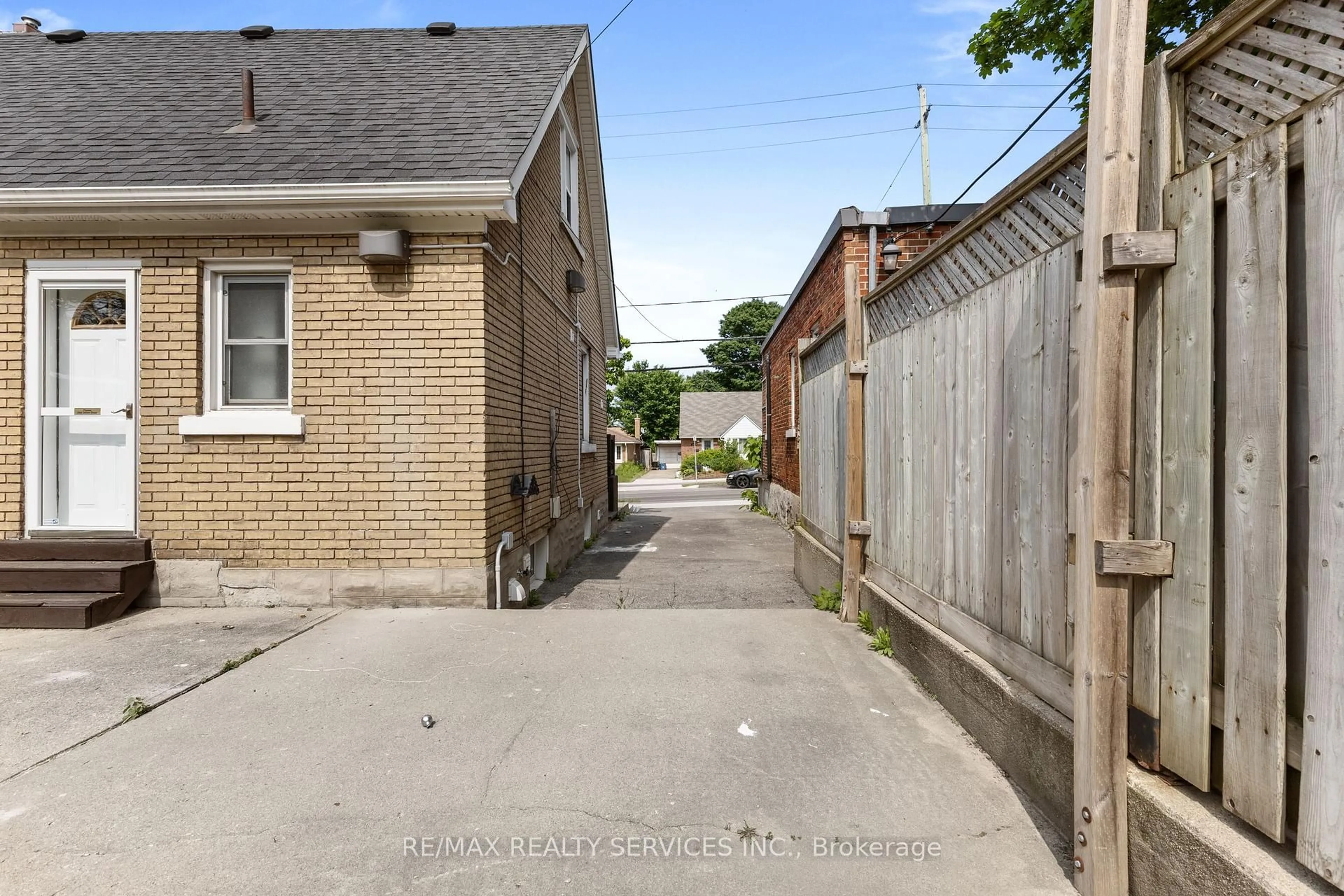 Patio, street for 181 Highland Rd. East, Kitchener Ontario N2M 3W1