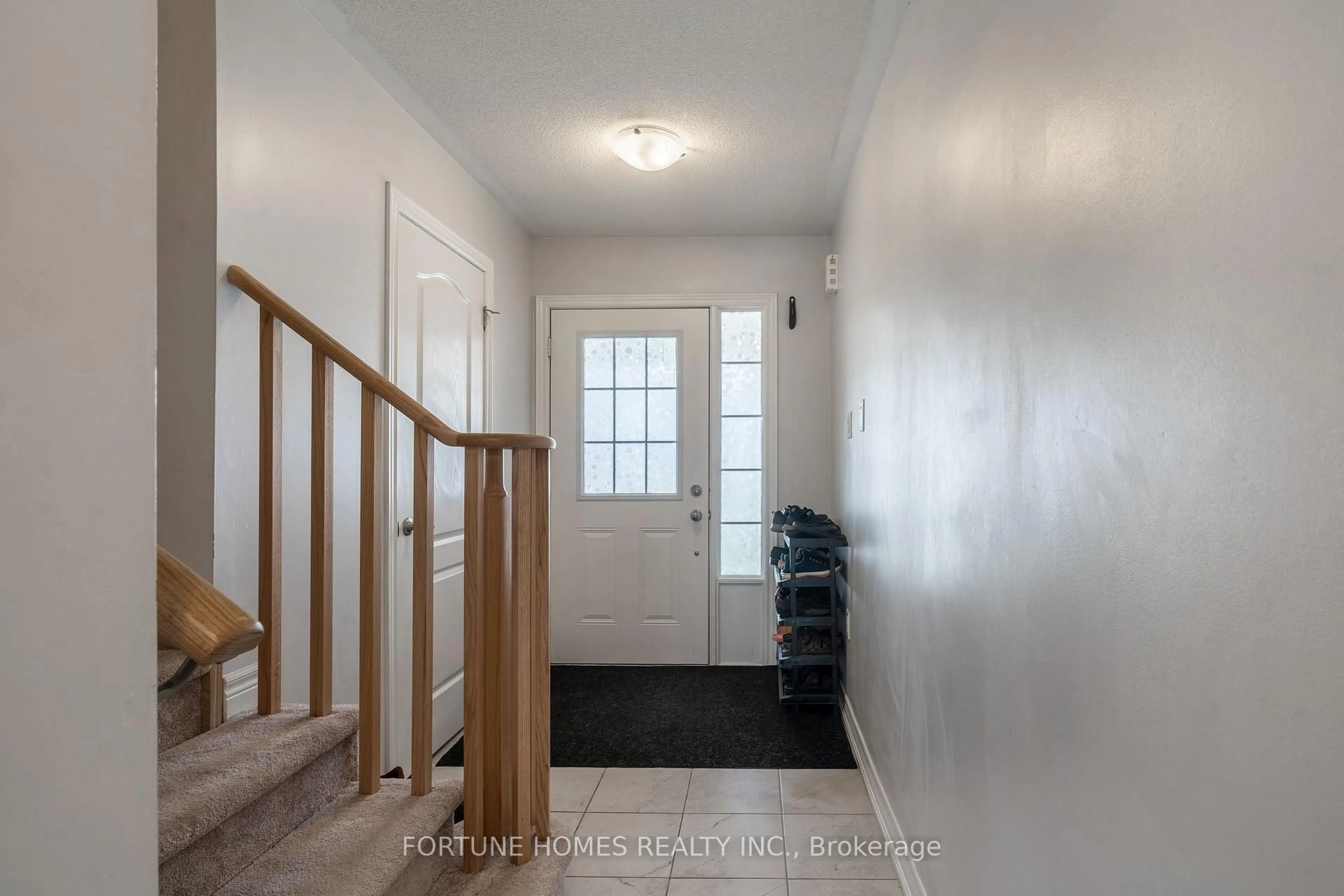Indoor entryway for 335 Stewart St, Shelburne Ontario L9V 3X1
