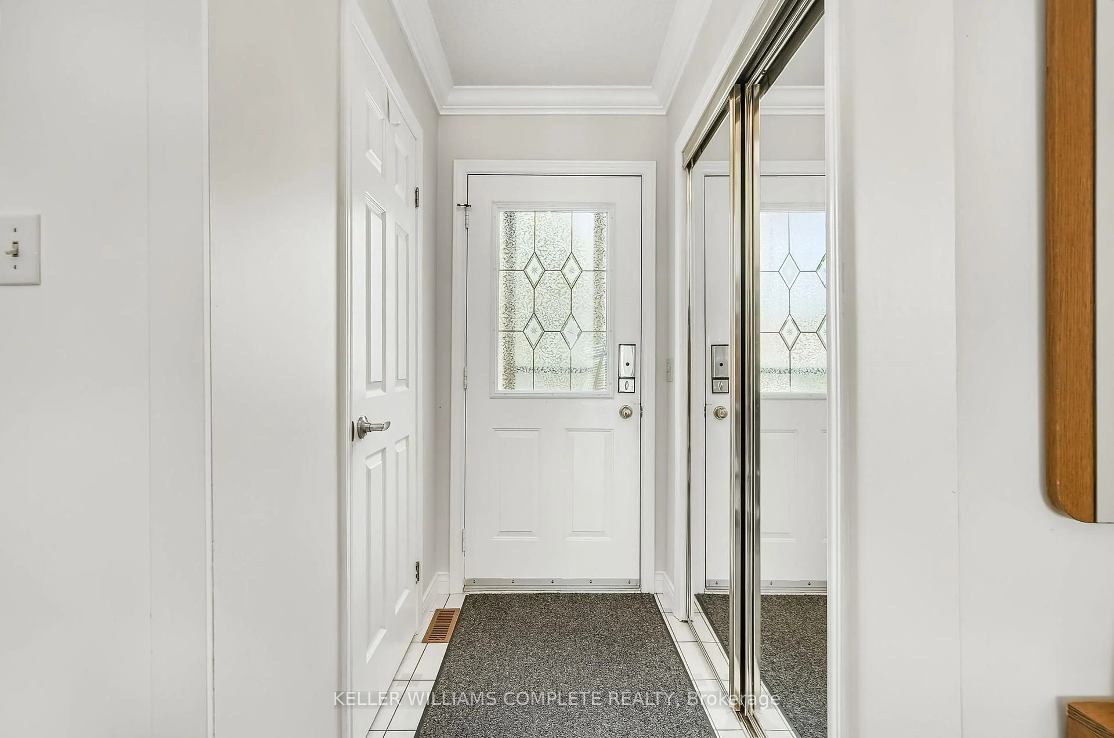 Indoor entryway for 34 Dynasty Ave #20, Hamilton Ontario L8G 5C7