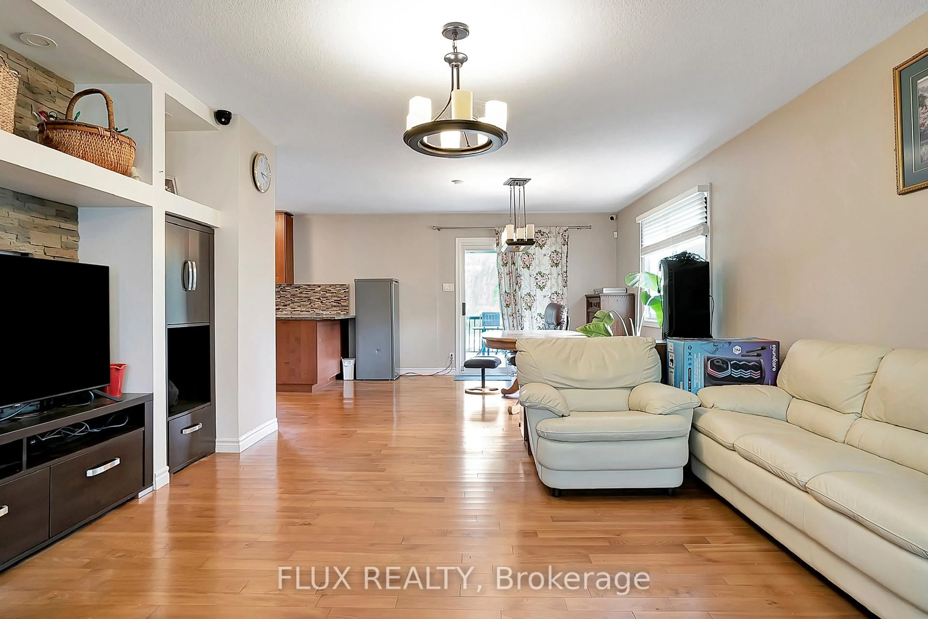 Living room with furniture, unknown for 1392 Doon Village Rd, Kitchener Ontario N2P 1A5