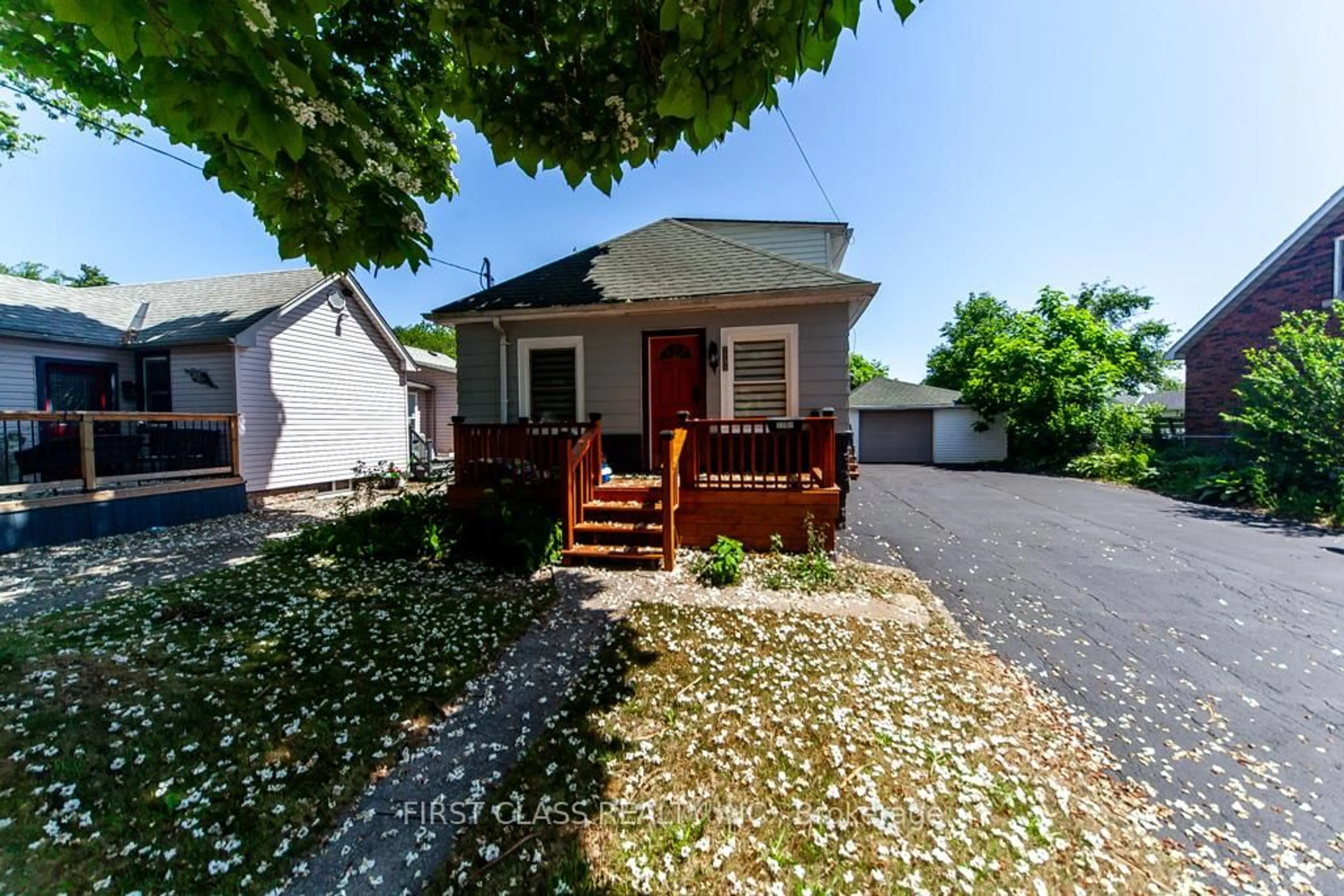 A pic from outside/outdoor area/front of a property/back of a property/a pic from drone, street for 7751 Thomas St, Niagara Falls Ontario L2G 6T3