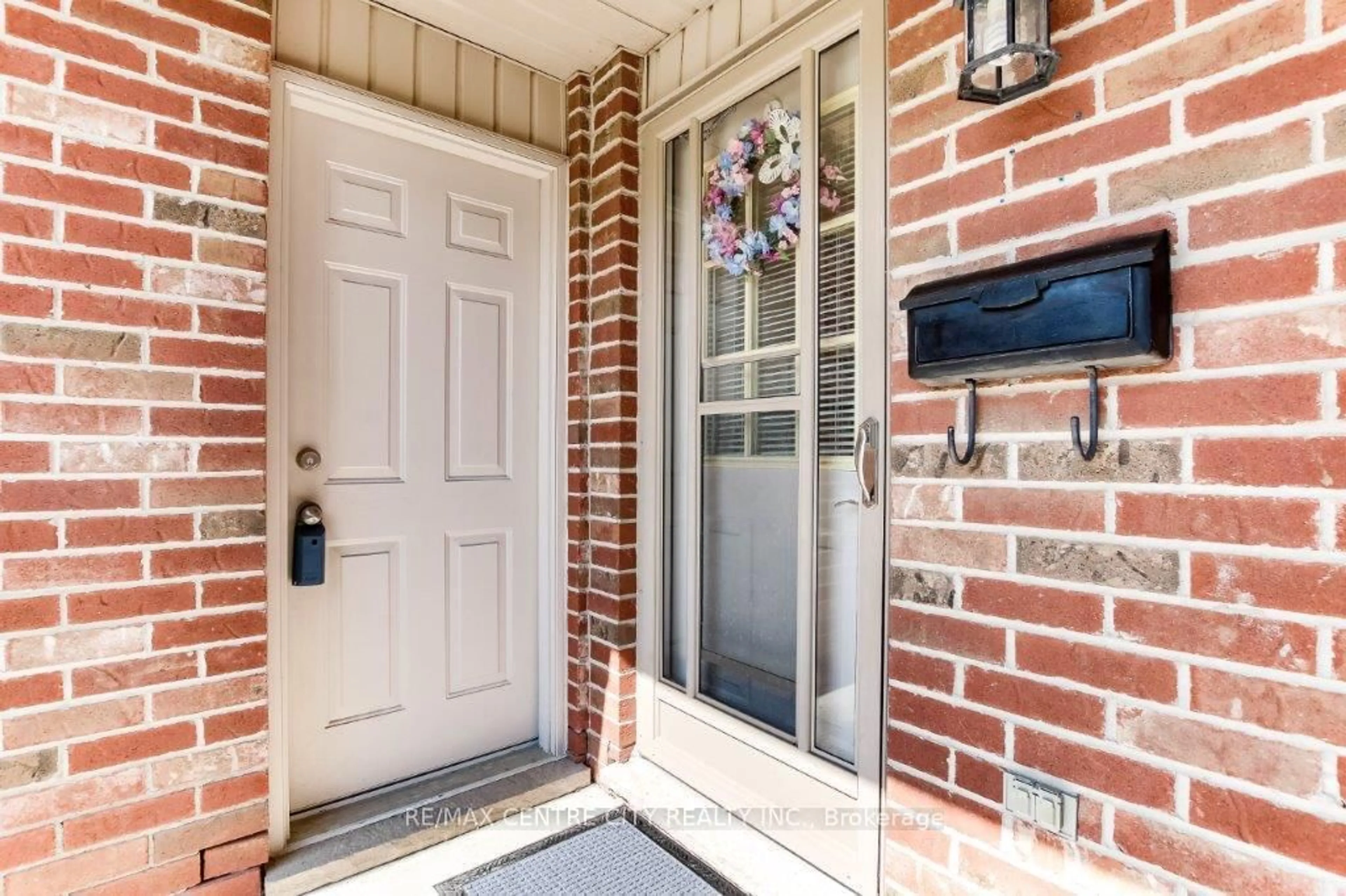 Indoor entryway for 1199 Reardon Blvd #14, London South Ontario N6M 1H7